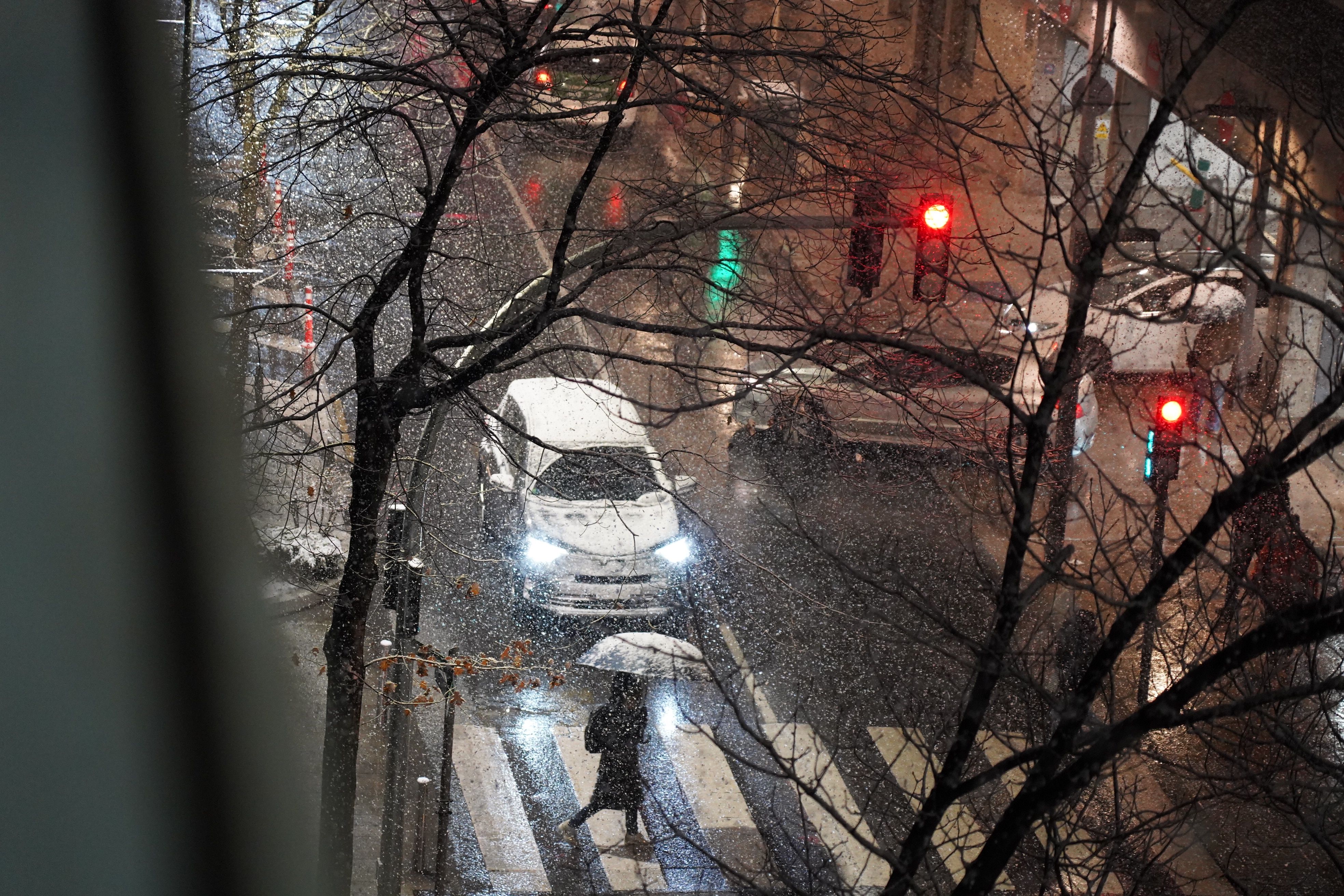 La neu deixant-se notar a Prat de la Creu.