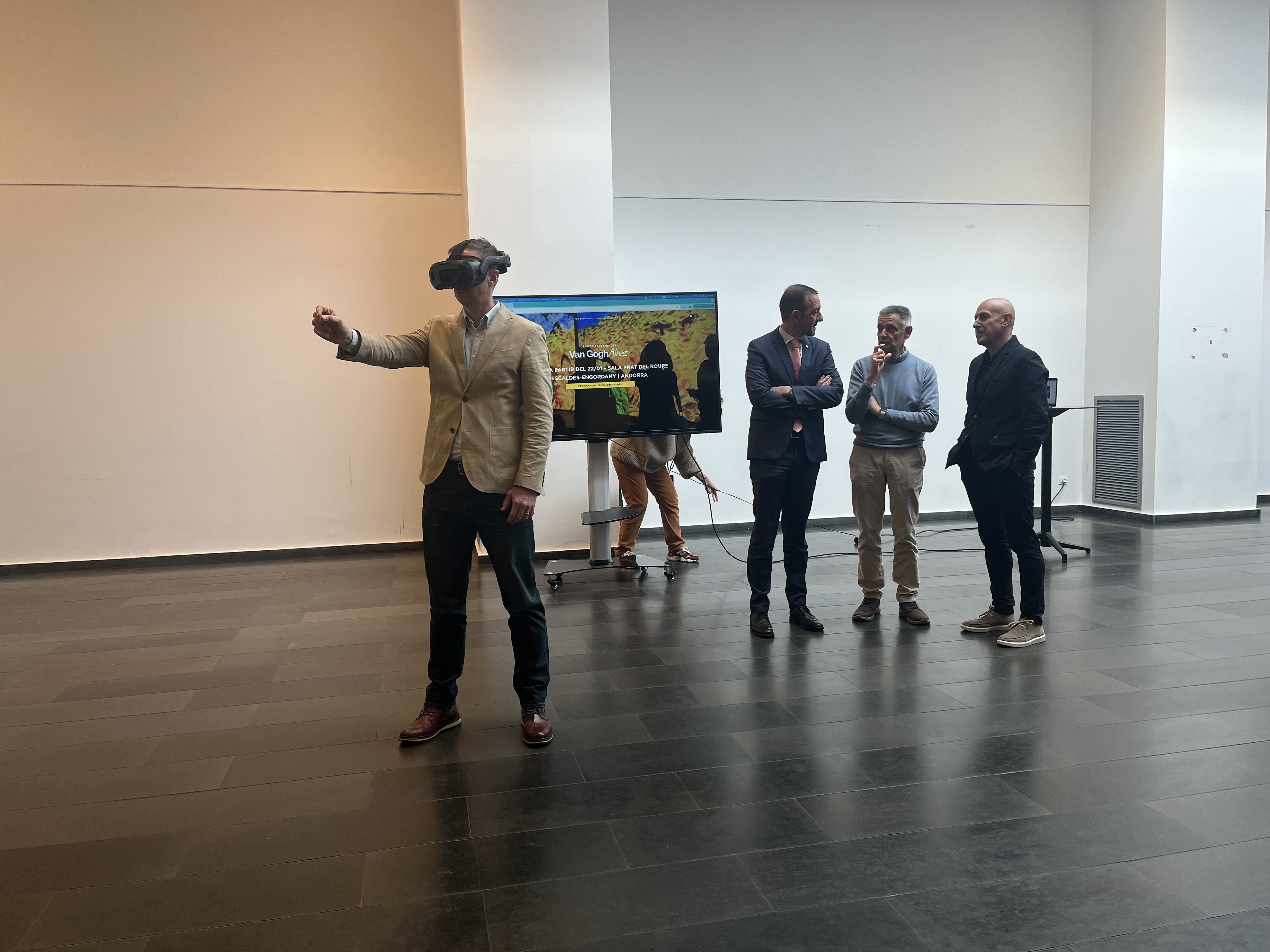 Rob Kirk, Director Comercial de Grande Experiences, fent una petita mostra el que es veurà amb les ulleres de realitat virtual.