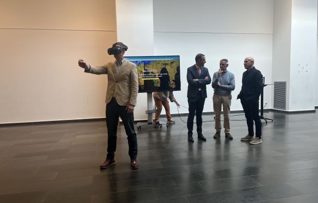 Rob Kirk, Director Comercial de Grande Experiences, fent una petita mostra el que es veurà amb les ulleres de realitat virtual.