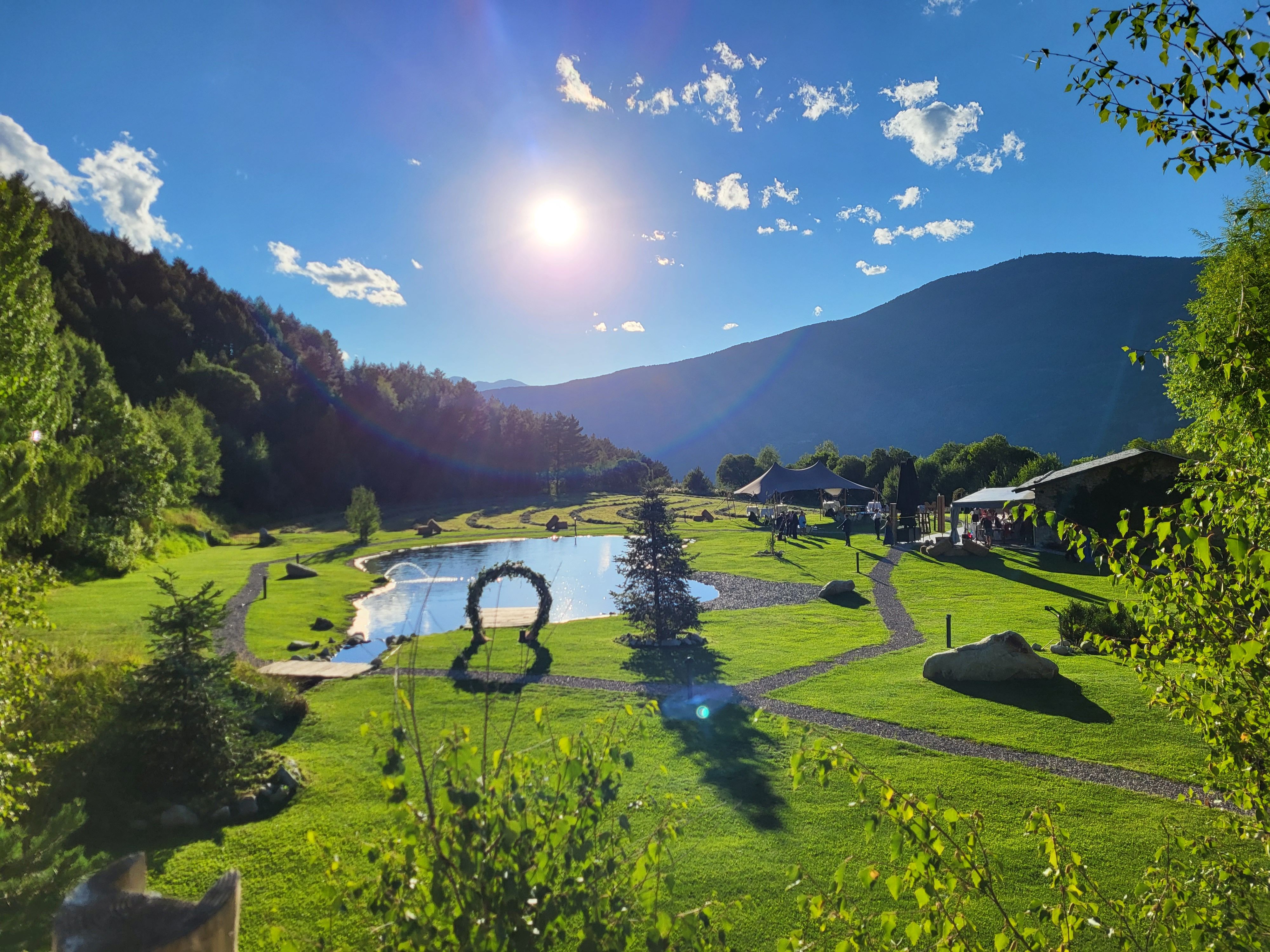 L’establiment forma part de l’hotel boutique Les Pardines 1819, Mountain Suites & SPA.