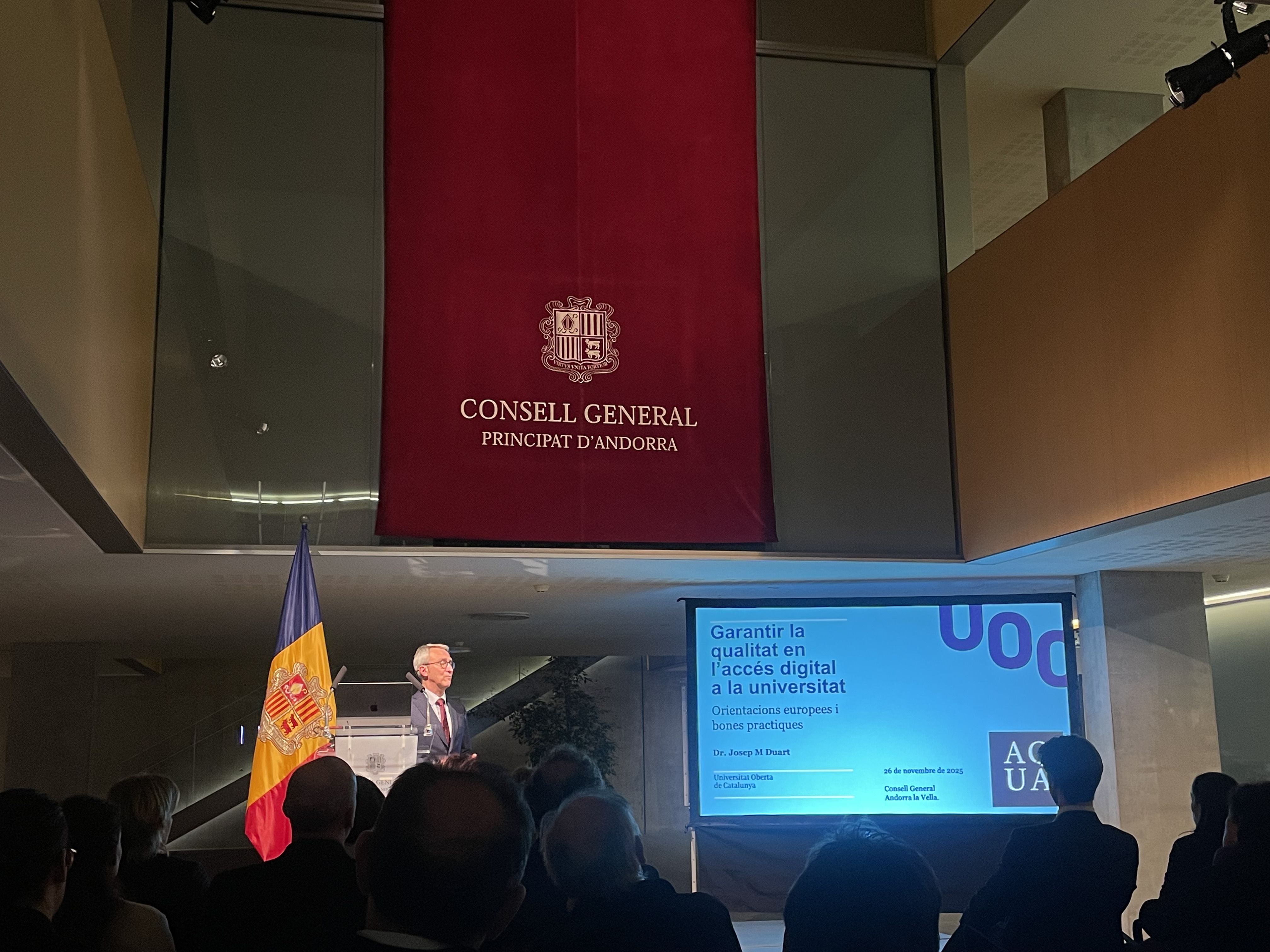 El catedràtic Josep M. Duart en la conferència organitzada per l'AQUA.