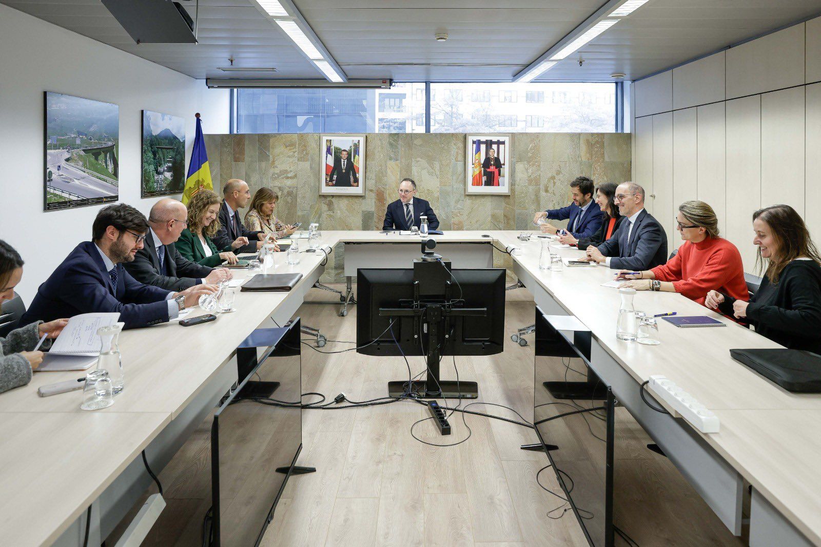 Un moment de la reunió entre el cap de Govern i la ministra Marsol i la junta del col·legi.