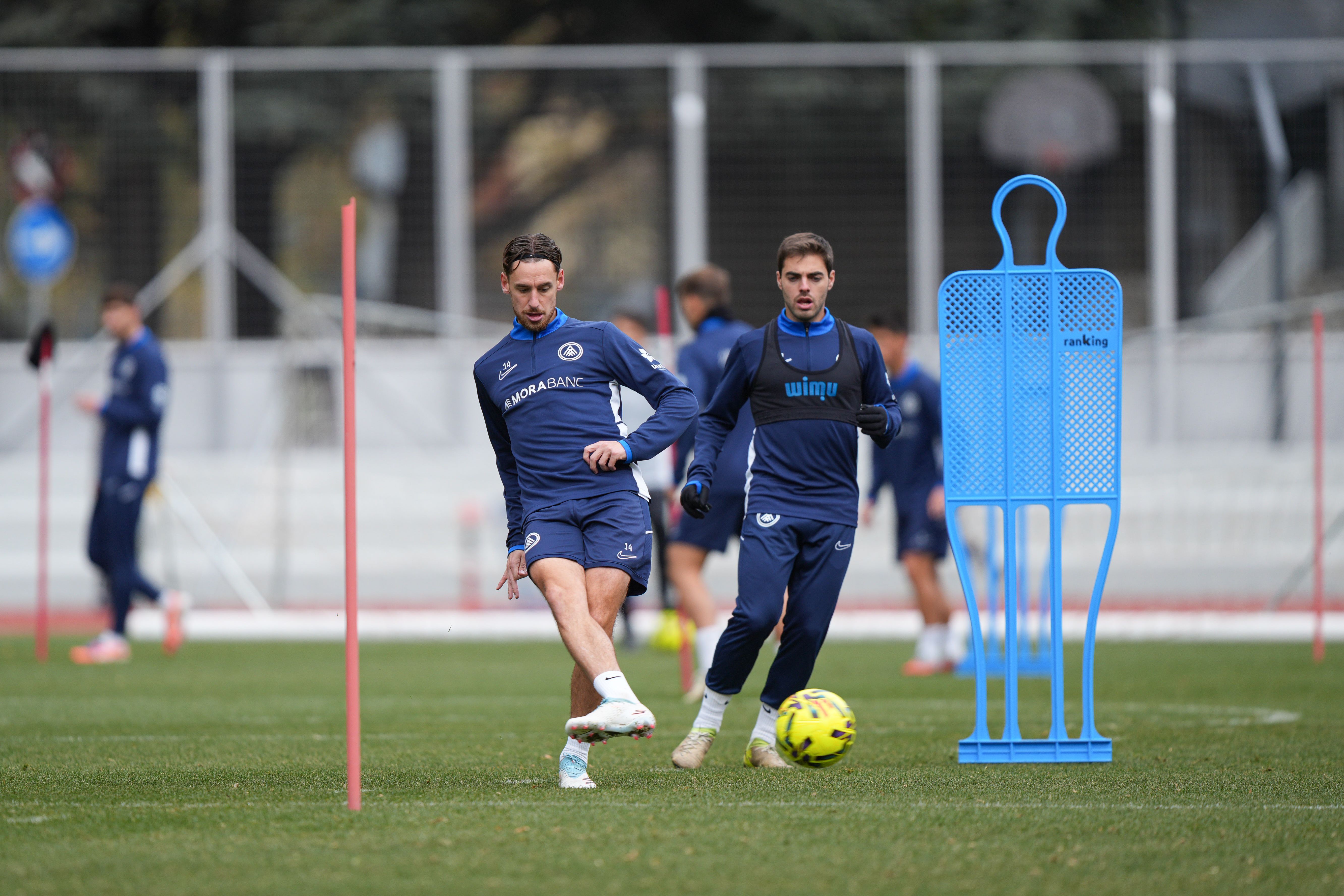 Sergio Molina i Martí Vilà en un dels darrers entrenaments; l'equip mira de fer pinya en vista al partit de Gijón.