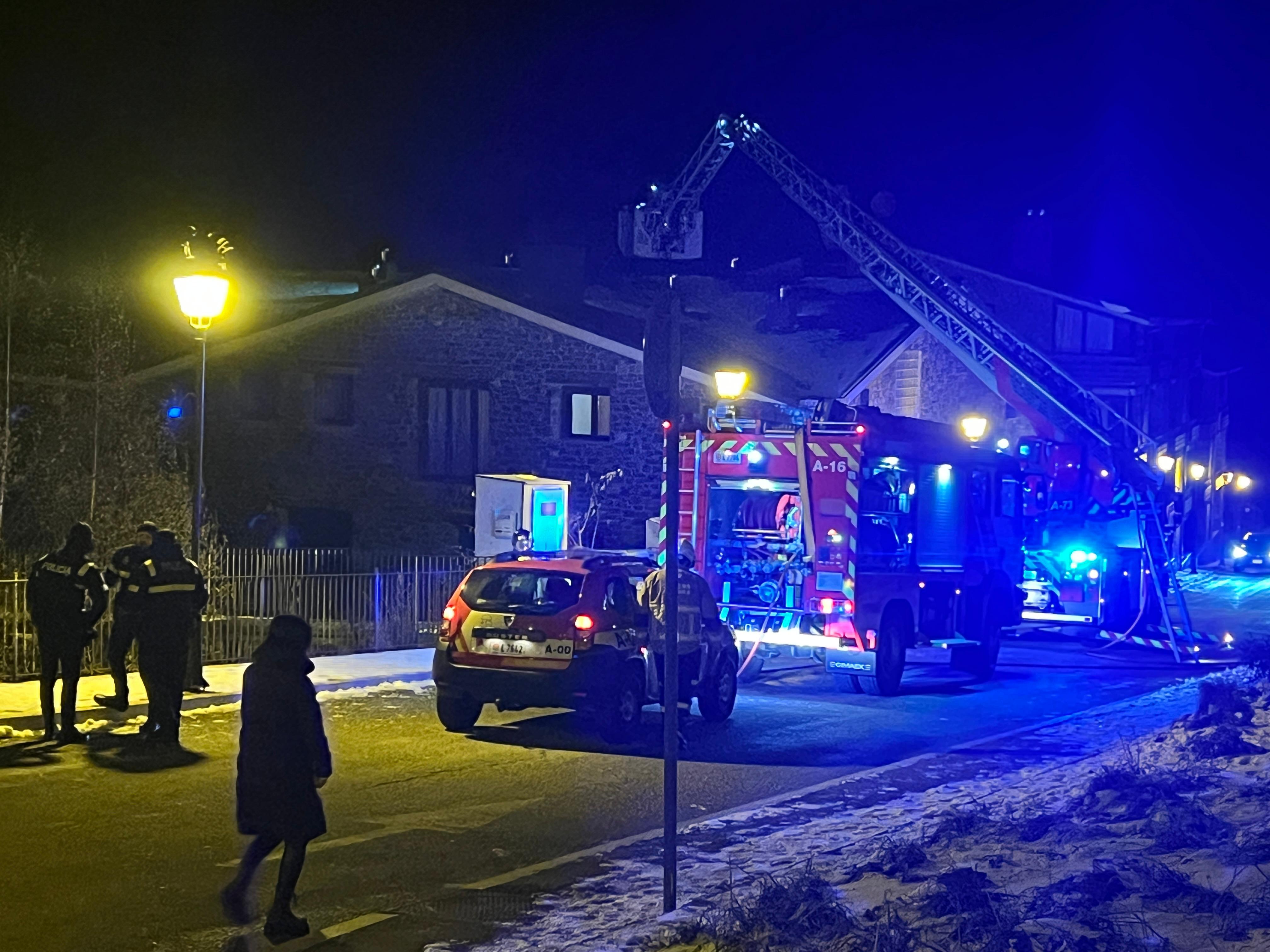 Els bombers durant l'actuació a la urbanització Ribagrossa de Canillo.