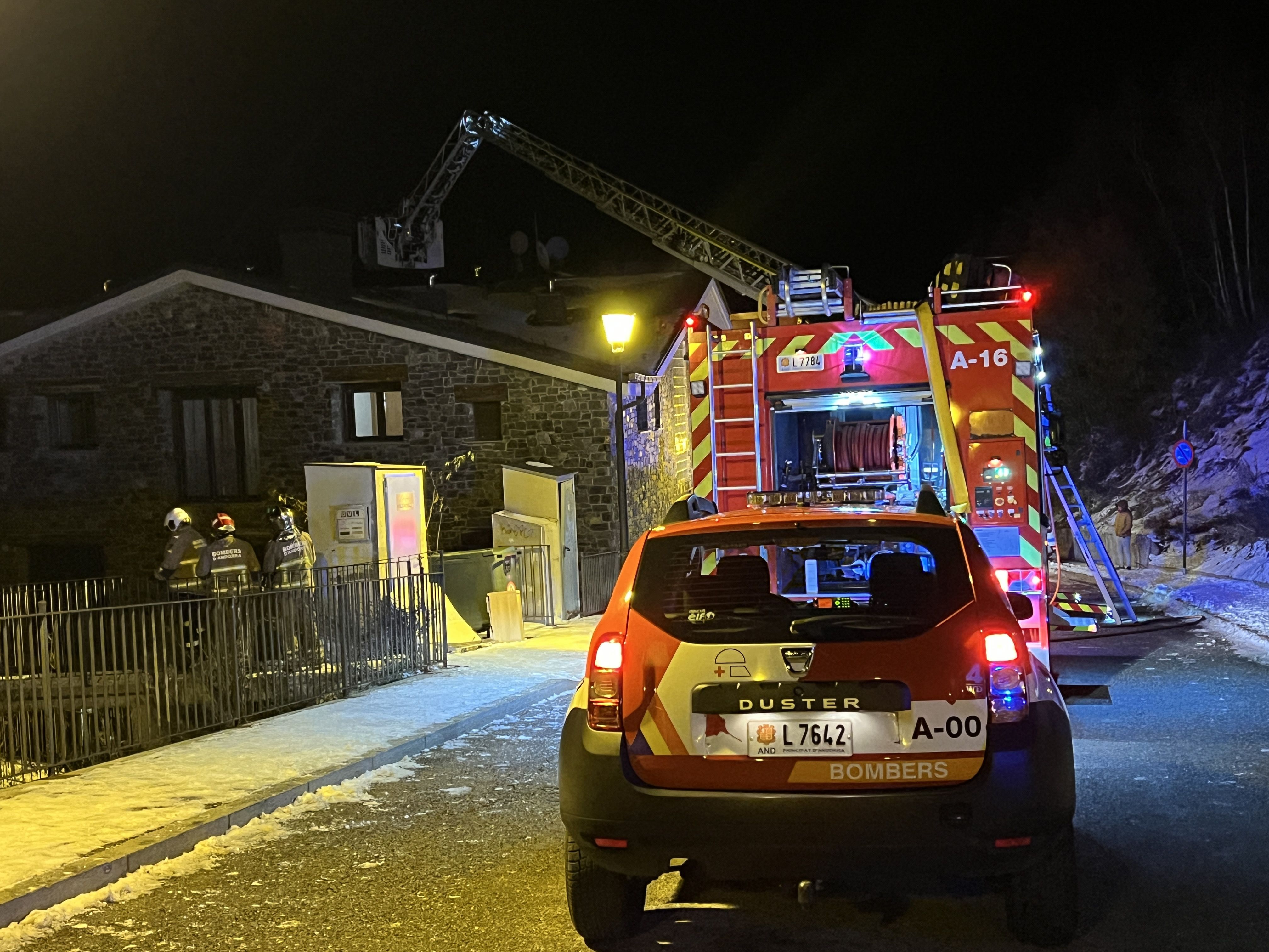Els bombers en plena actuació després d'extingir la flama.