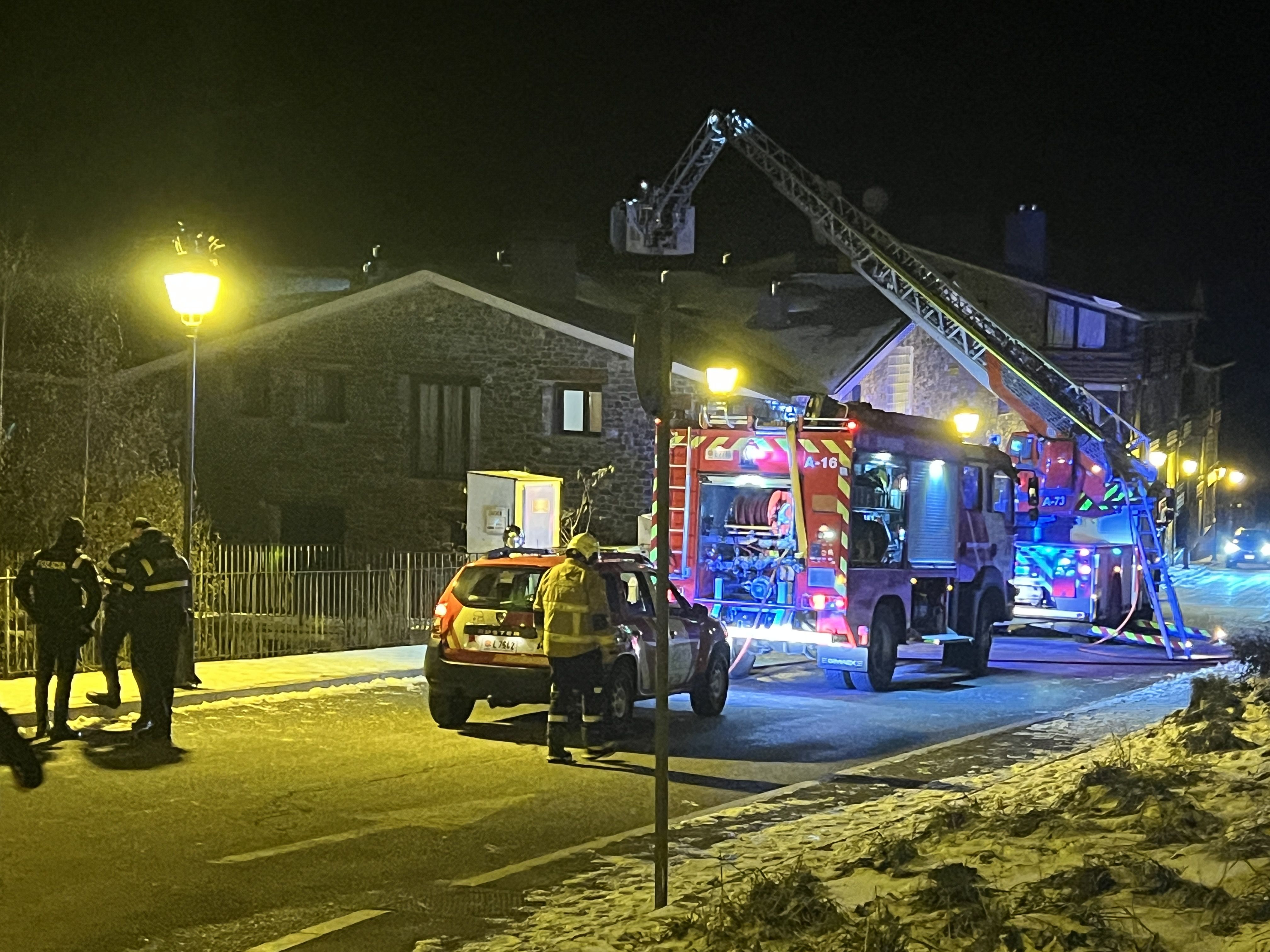 Actuació dels bombers a la urbanització Ribagrossa.