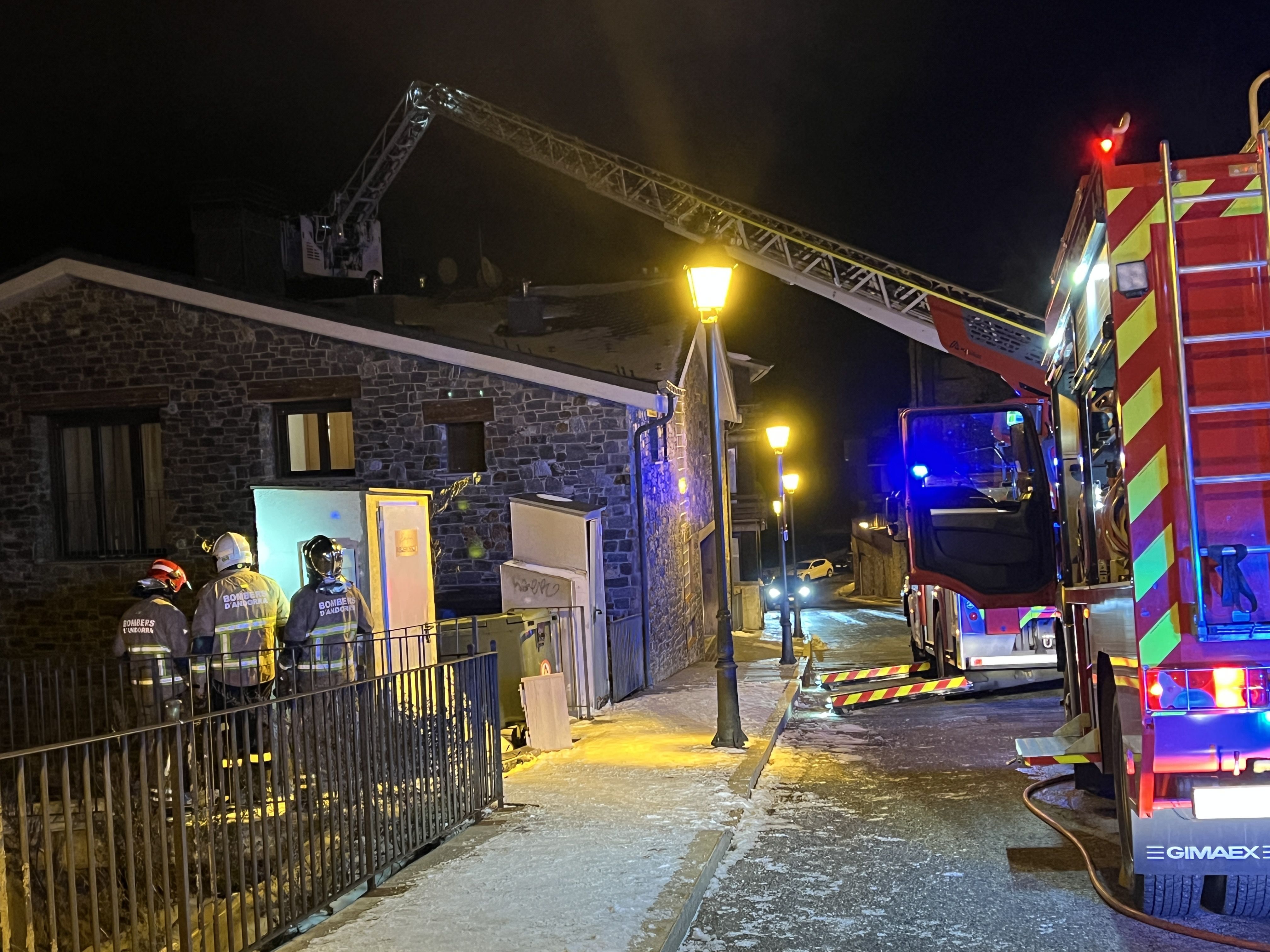 Actuació dels bombers a la urbanització Ribagrossa.