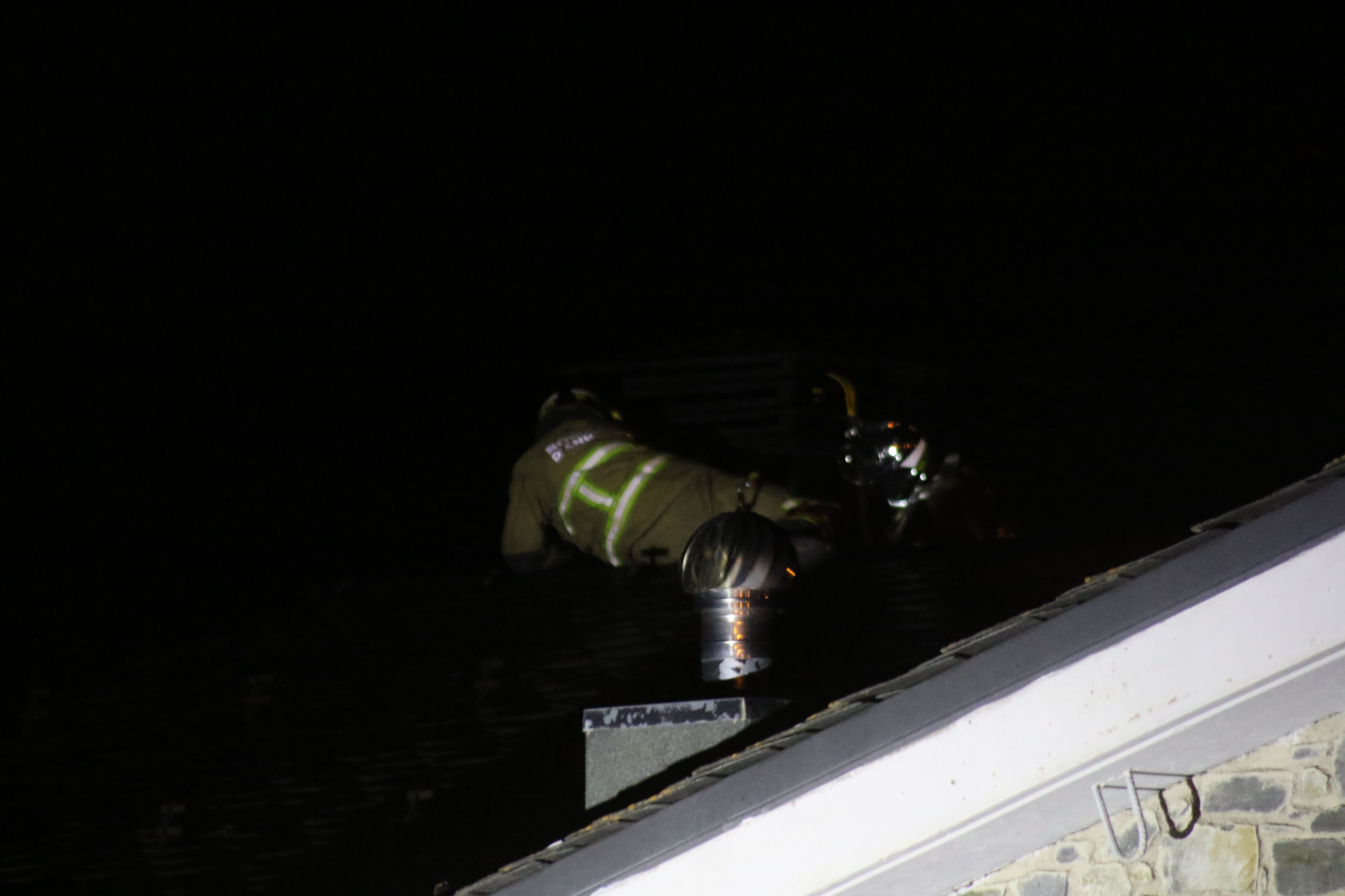 Els agents mirant de desmuntar la teulada.