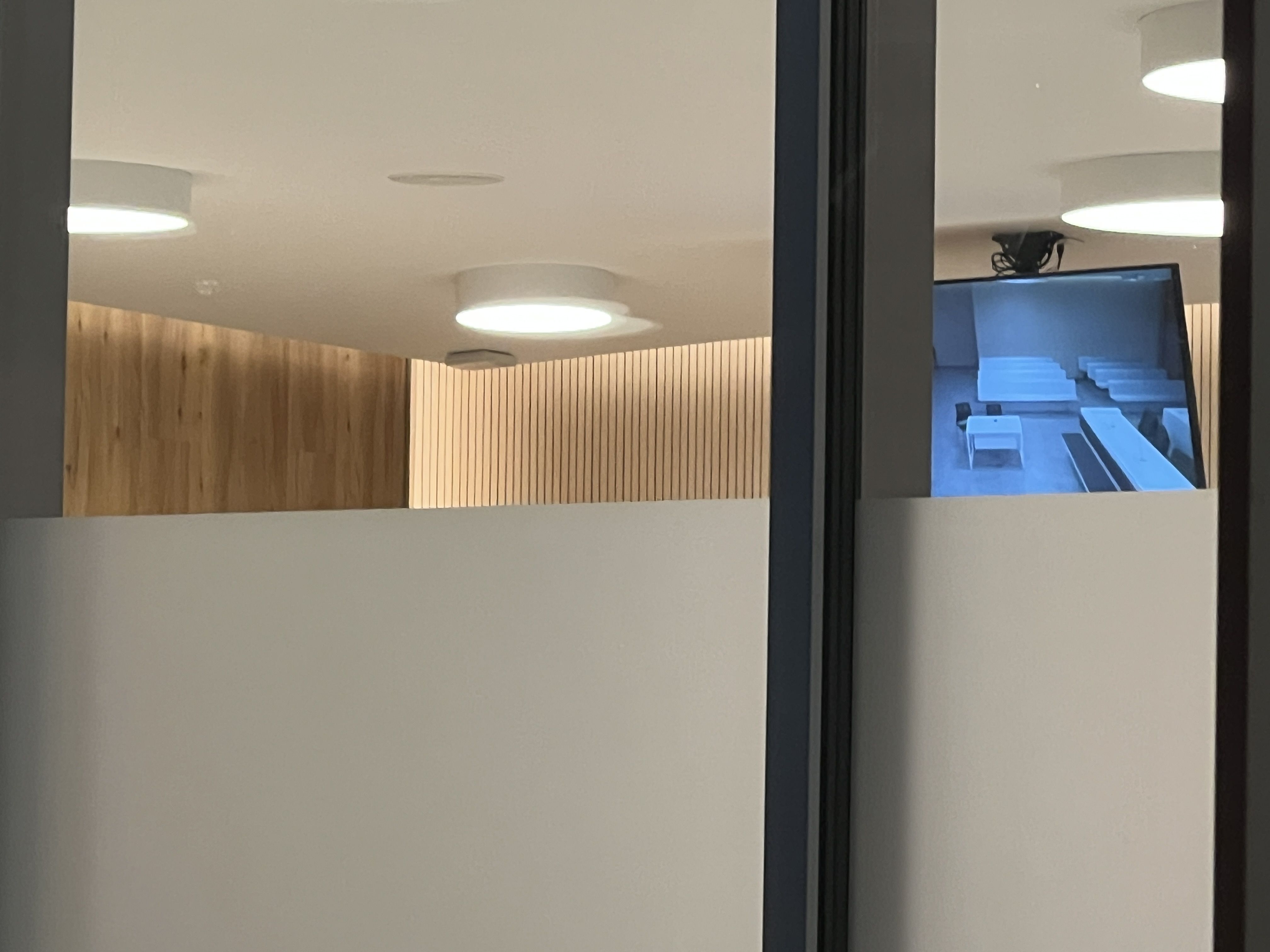 La placa del fals sostre que s'ha despenjat ho ha fet per la cantonada on hi ha la làmpada encesa.