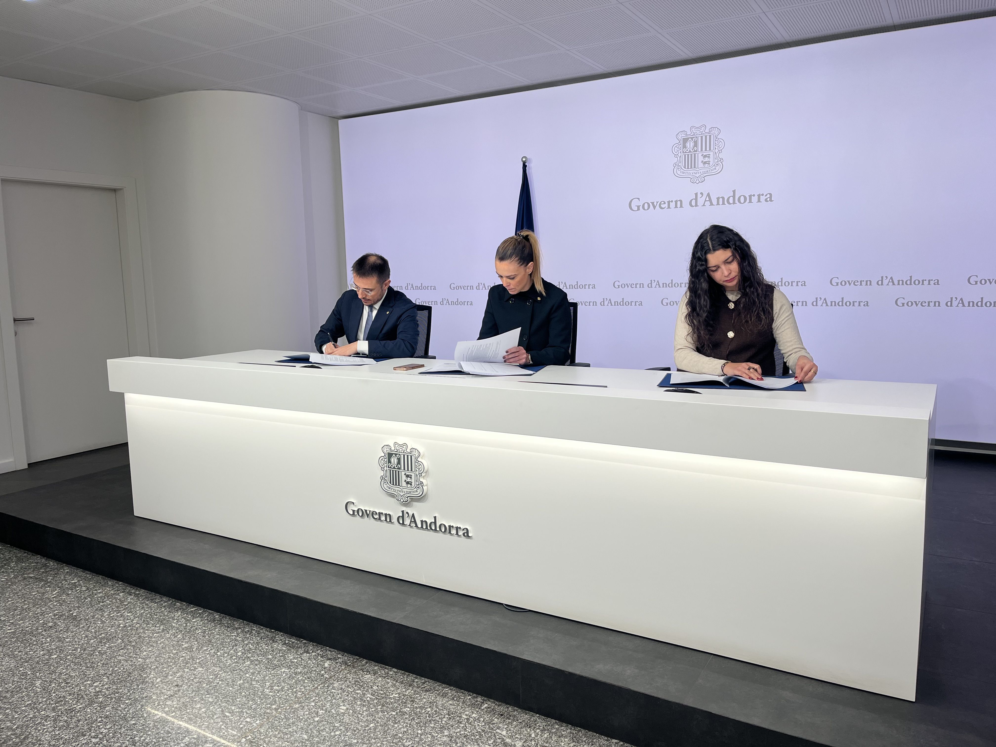 Joan León, secretari d’Estat de Justícia i Interior;  Mariona Cadena, secretaria d’Estat d’Igualtat; i Filipa M. Fernandes, Grup Menta, durant la signatura del conveni.