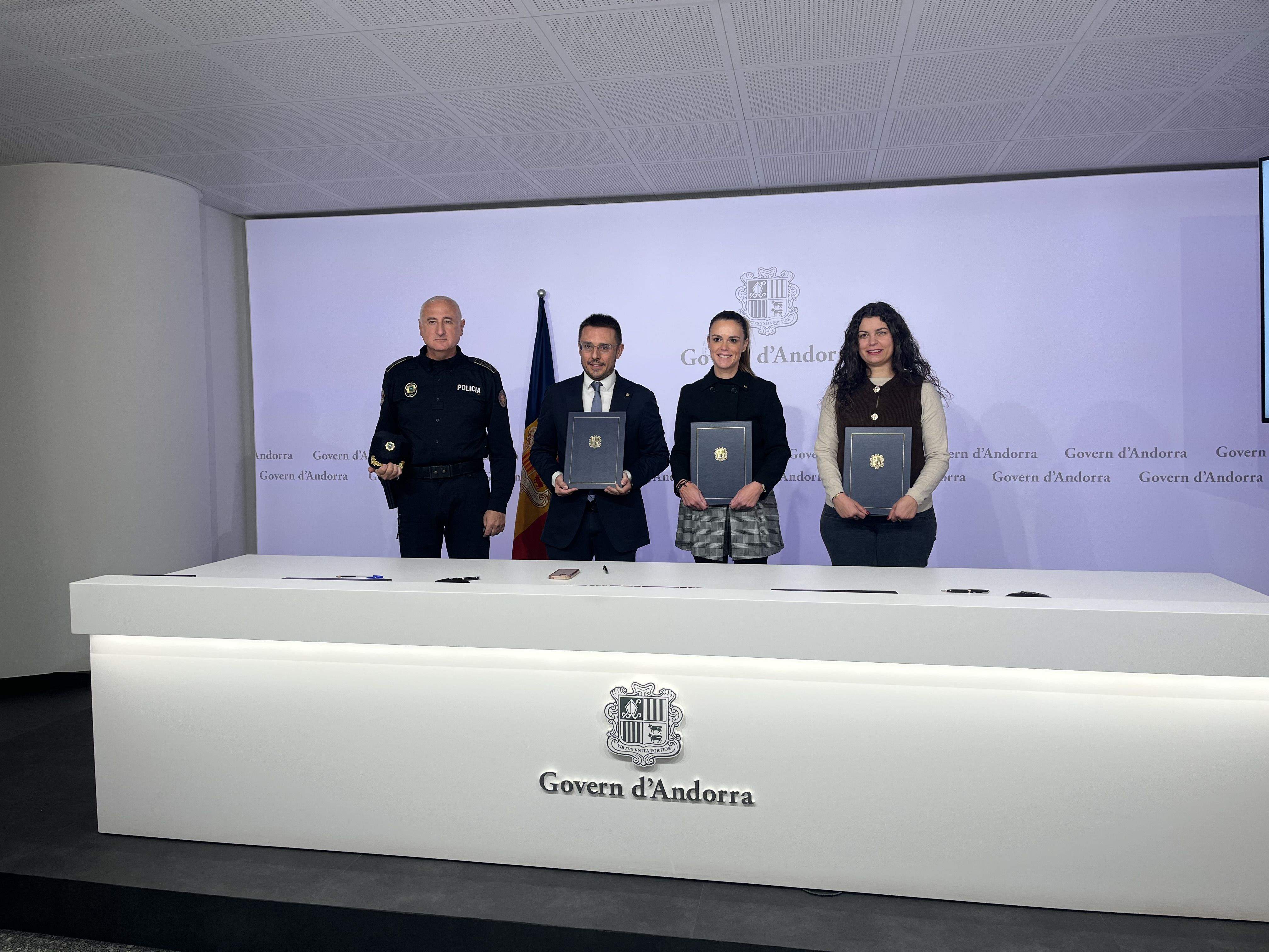 Signatura del conveni per posar en marxa els botons de seguretat per a víctimes de violència de gènere. La portaveu del Sindicat, Rebeca Bonache.