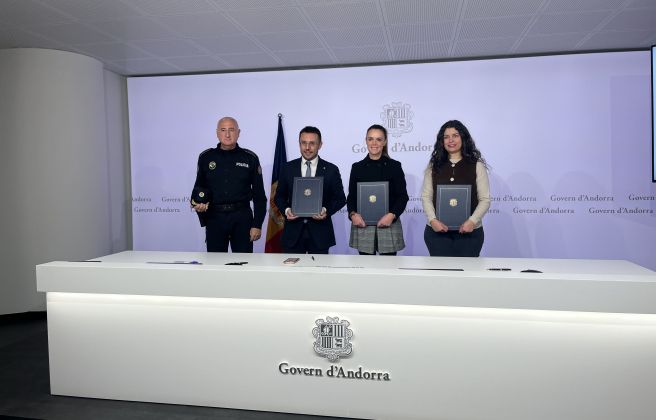 Signatura del conveni per posar en marxa els botons de seguretat per a víctimes de violència de gènere.