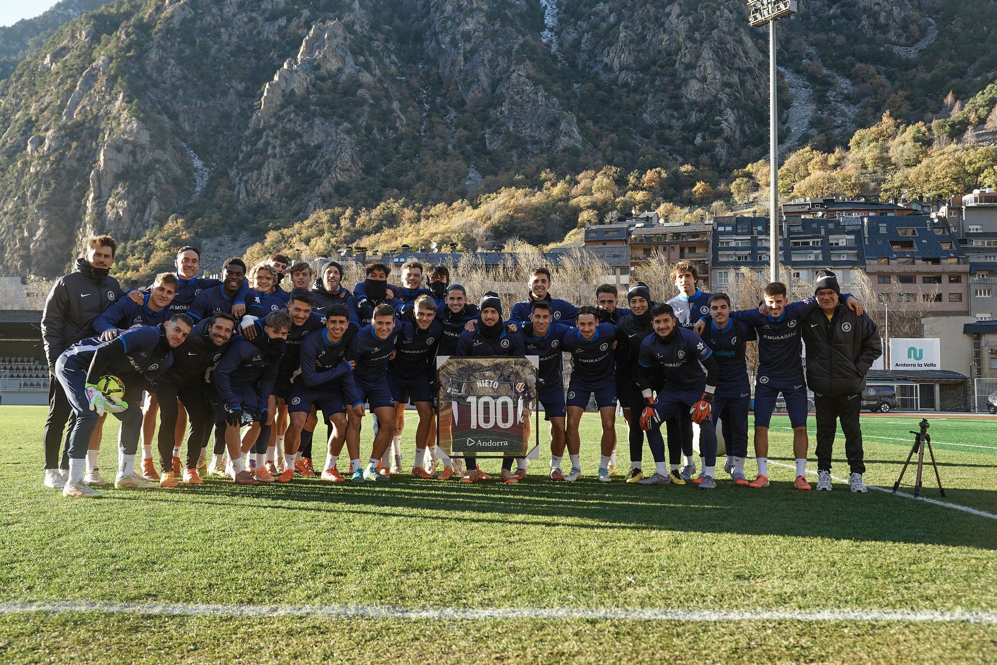 Foto d'equip aquesta setmana per celebrar els 100 partits de Manu Nieto amb la samarreta de l'FC Andorra.