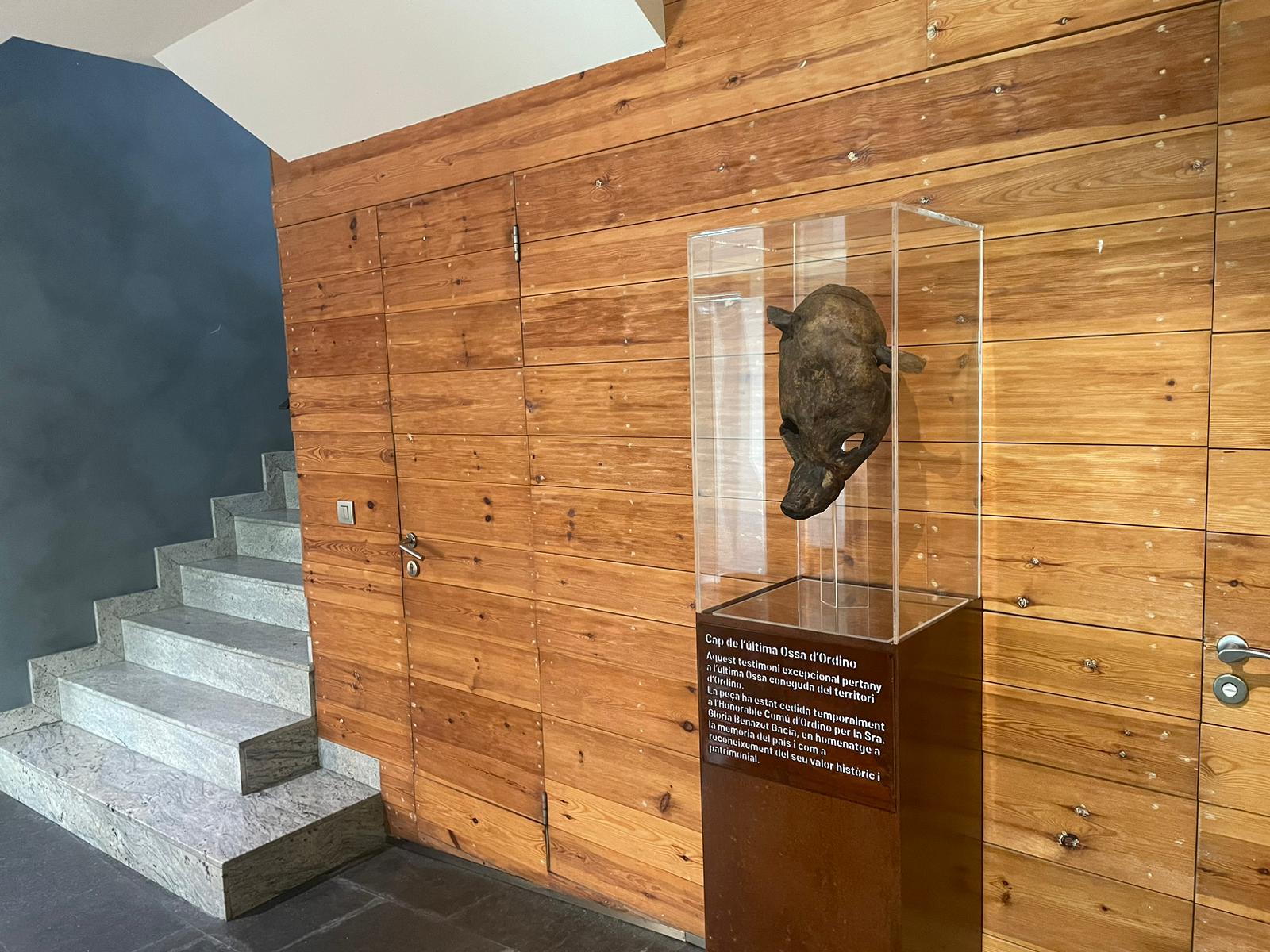 La vitrina on està exposada la màscara de l'ossa.