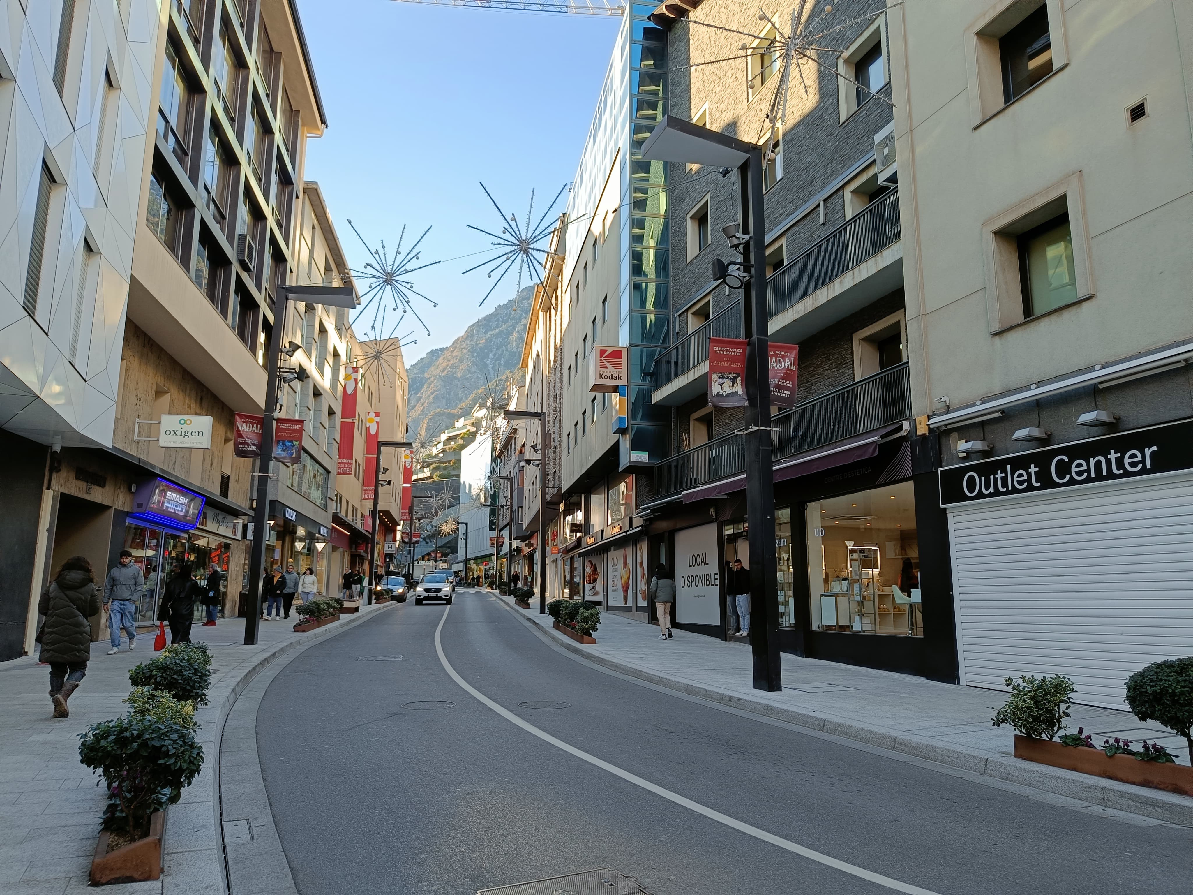 L'avinguda Meritxell acumula un gran nombre de comerços.