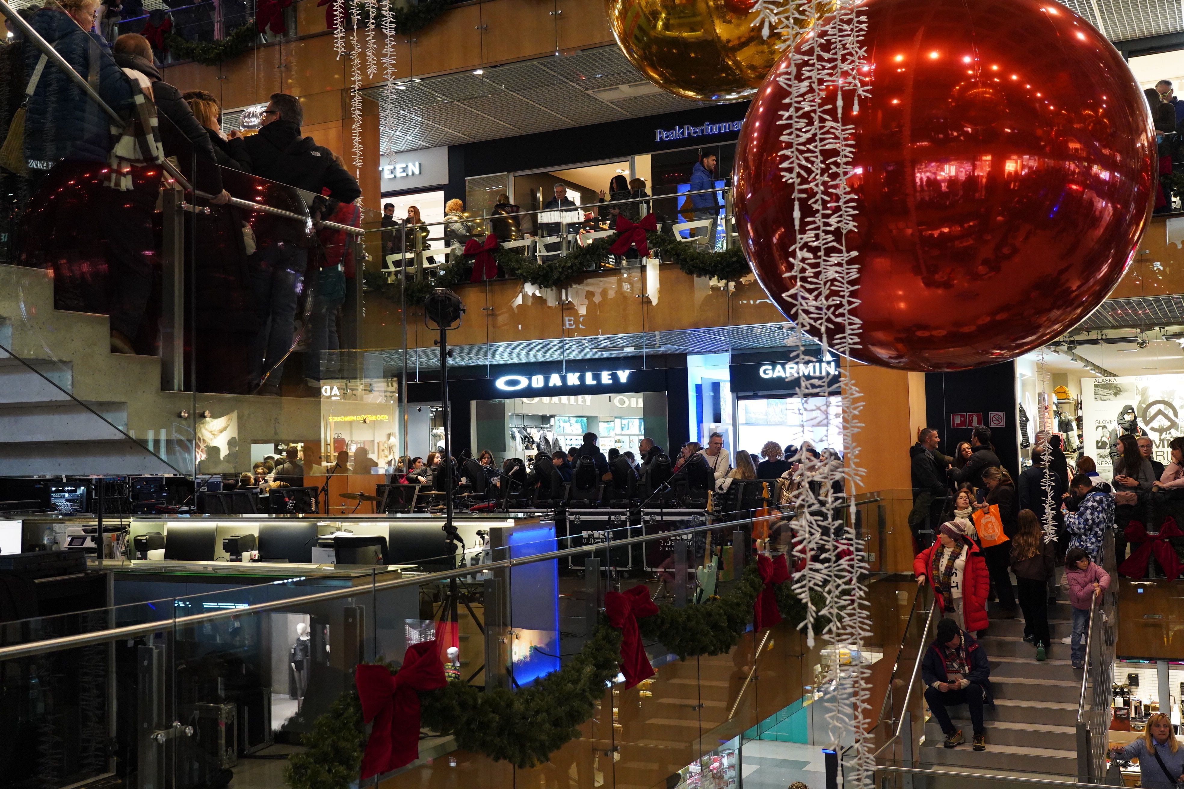 Els congregats esperant el concert.