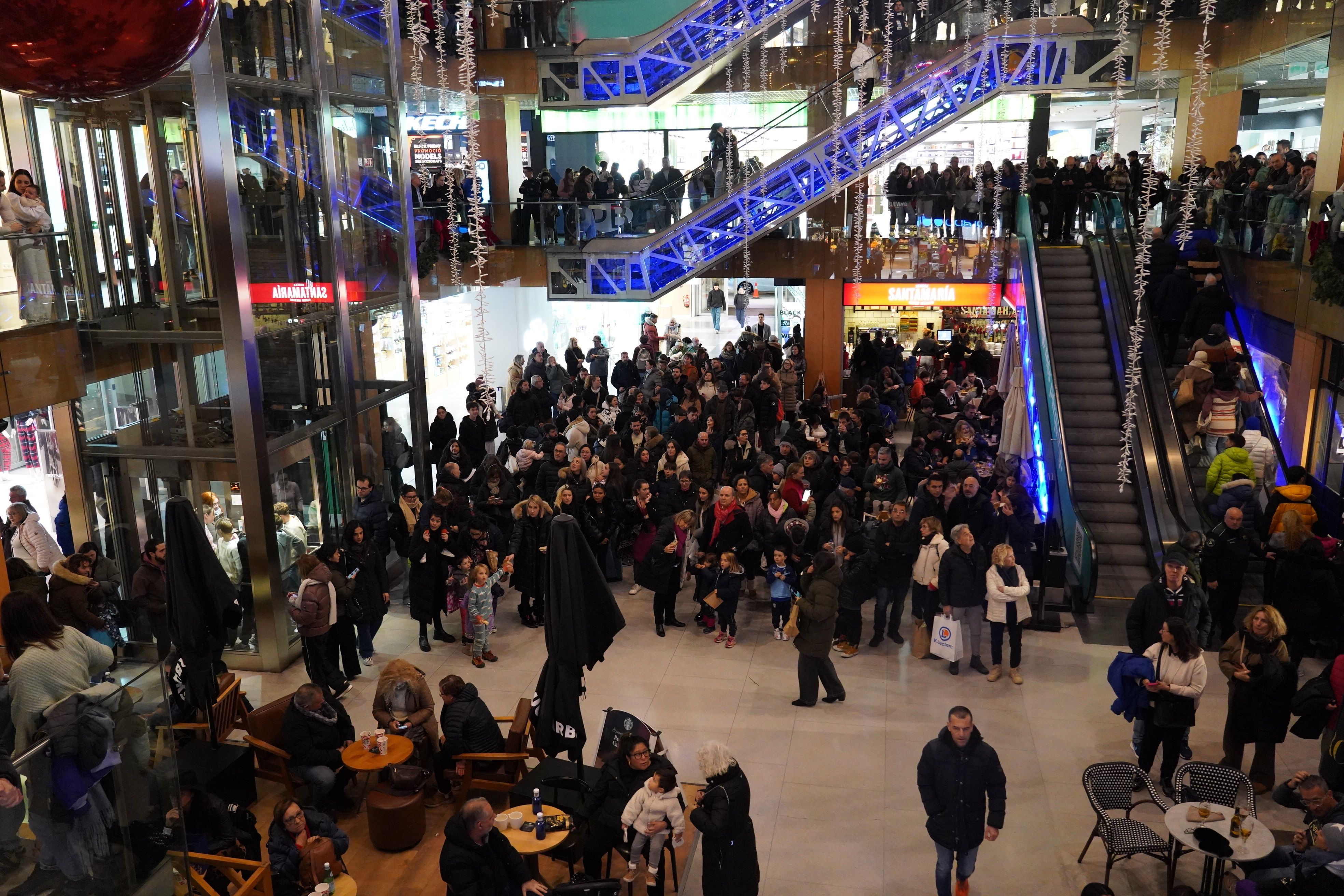 La planta baixa omplint-se de curiosos i seguidors del grup.