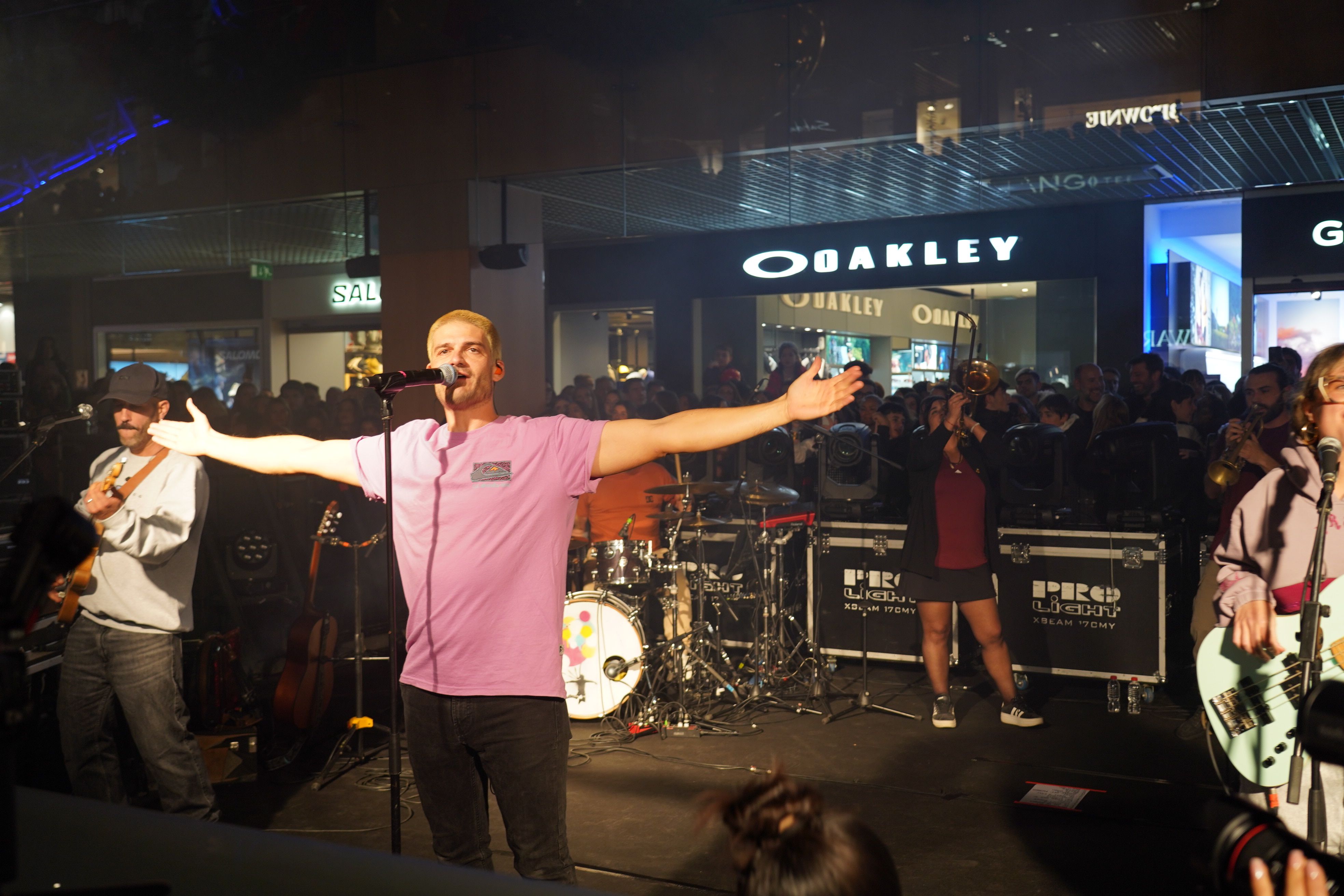 El líder d’Els Catarres dona la benvinguda al públic.