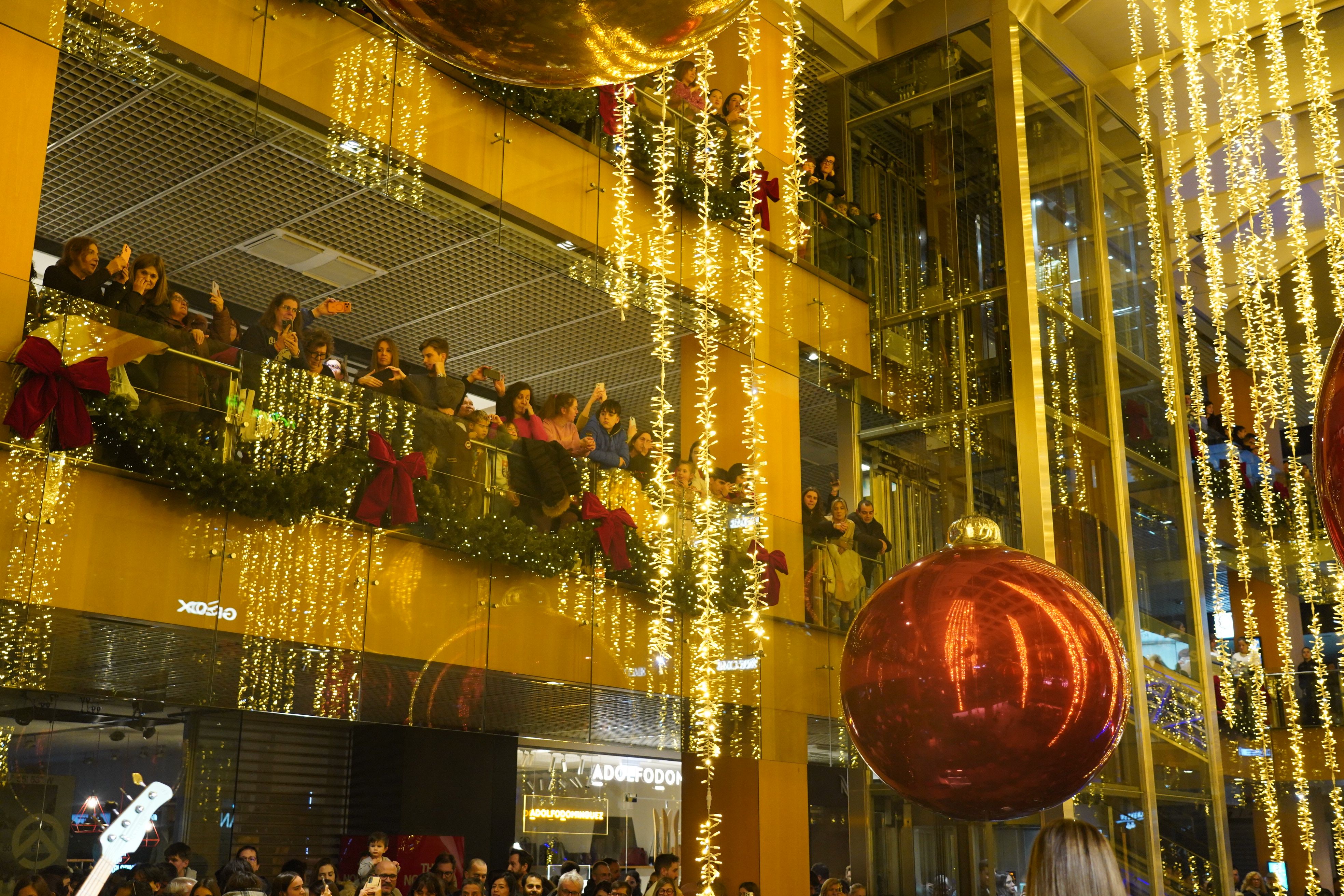 El públic als ‘balcons’ amb les llums enceses ja.