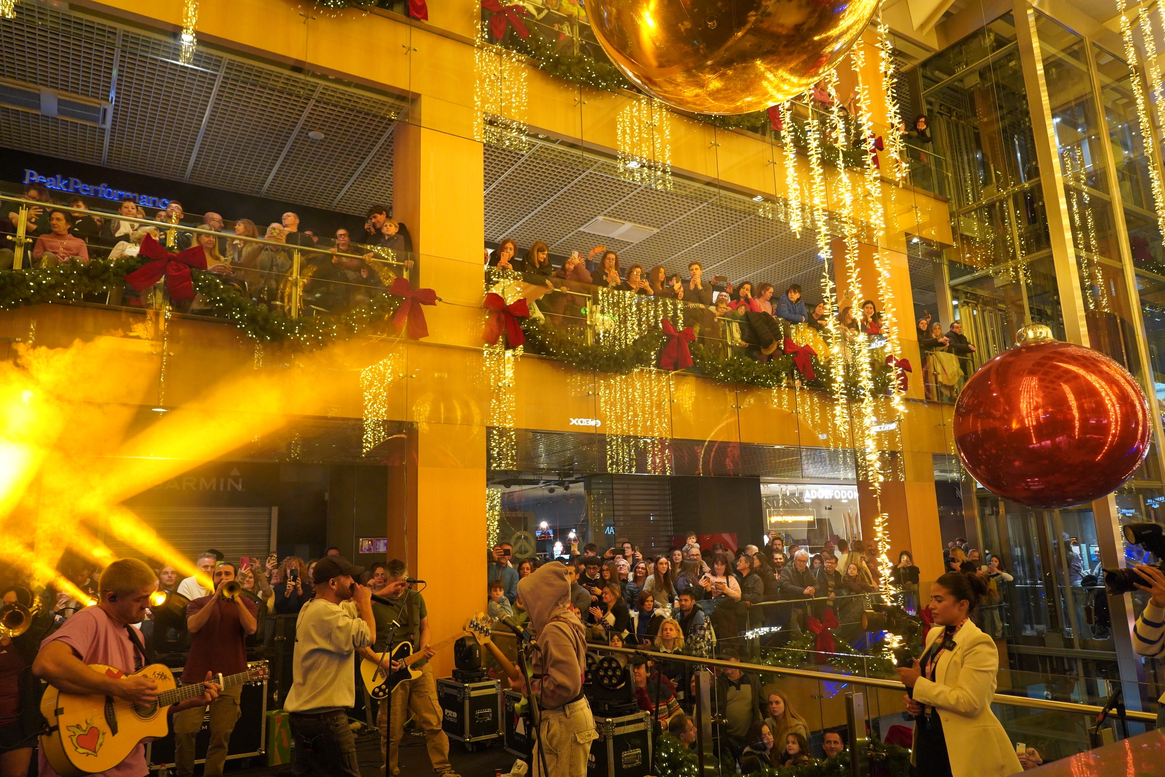 La banda catalana tocant les últimes cançons.