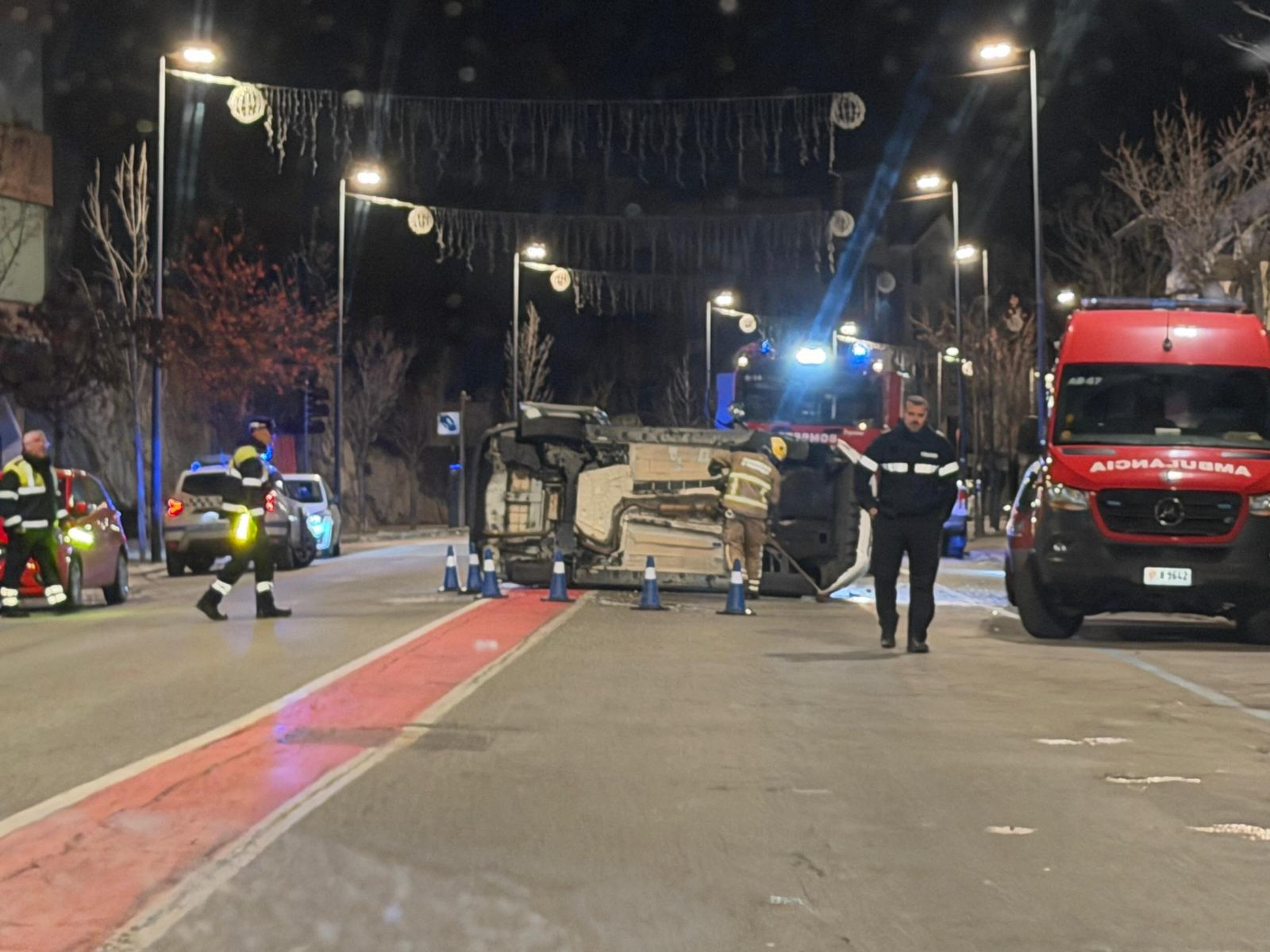 La furgoneta va quedar bolcada al bell mig de la calçada.