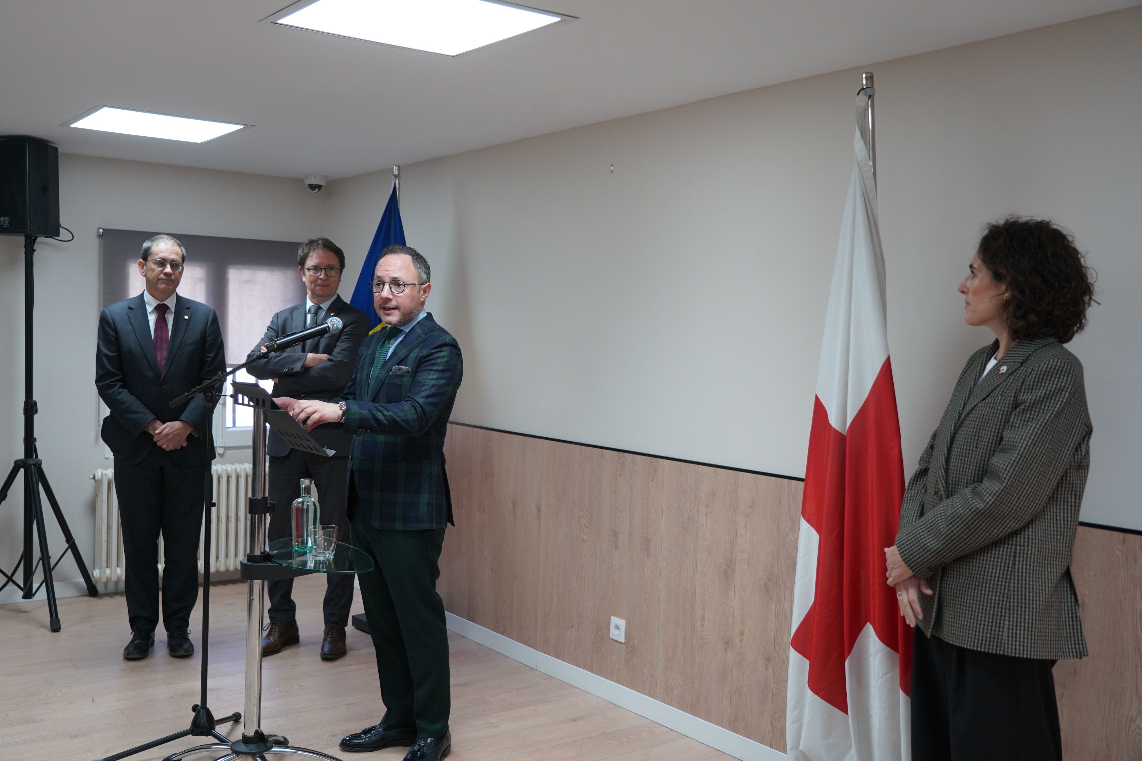El cap de Govern, Xavier Espot, la presidenta de la Creu Roja, Vicky Marrugat, i els representants dels Coprínceps. El cap de Govern, Xavier Espot, la presidenta de la Creu Roja, Vicky Marrugat, i els representants dels Coprínceps.