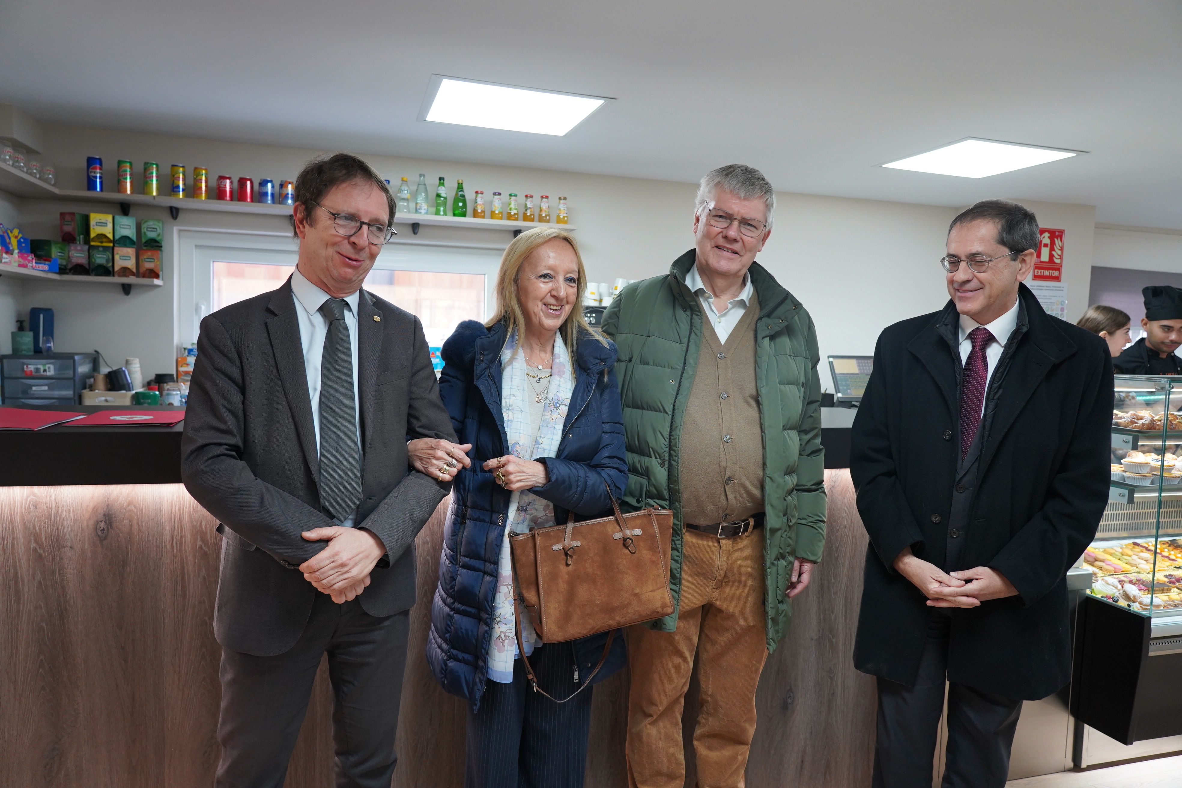 Els representants dels Coprínceps amb la família Peralba. Els representants dels Coprínceps amb la família Peralba.
