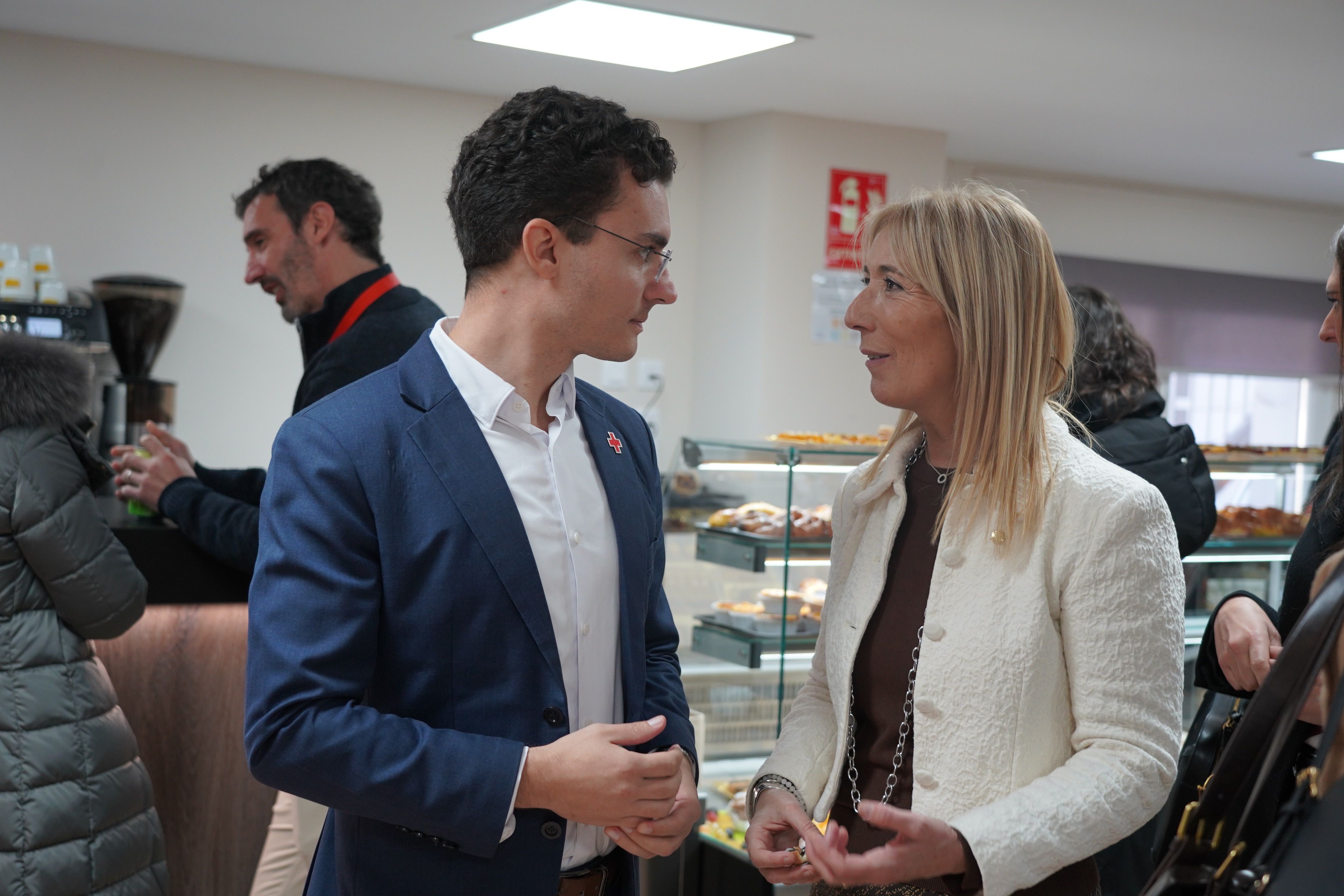 El director de la Creu Roja Andorrana, Jordi Ribes, i la subsíndica Sandra Codina. El director de la Creu Roja Andorrana, Jordi Ribes, i la subsíndica Sandra Codina.