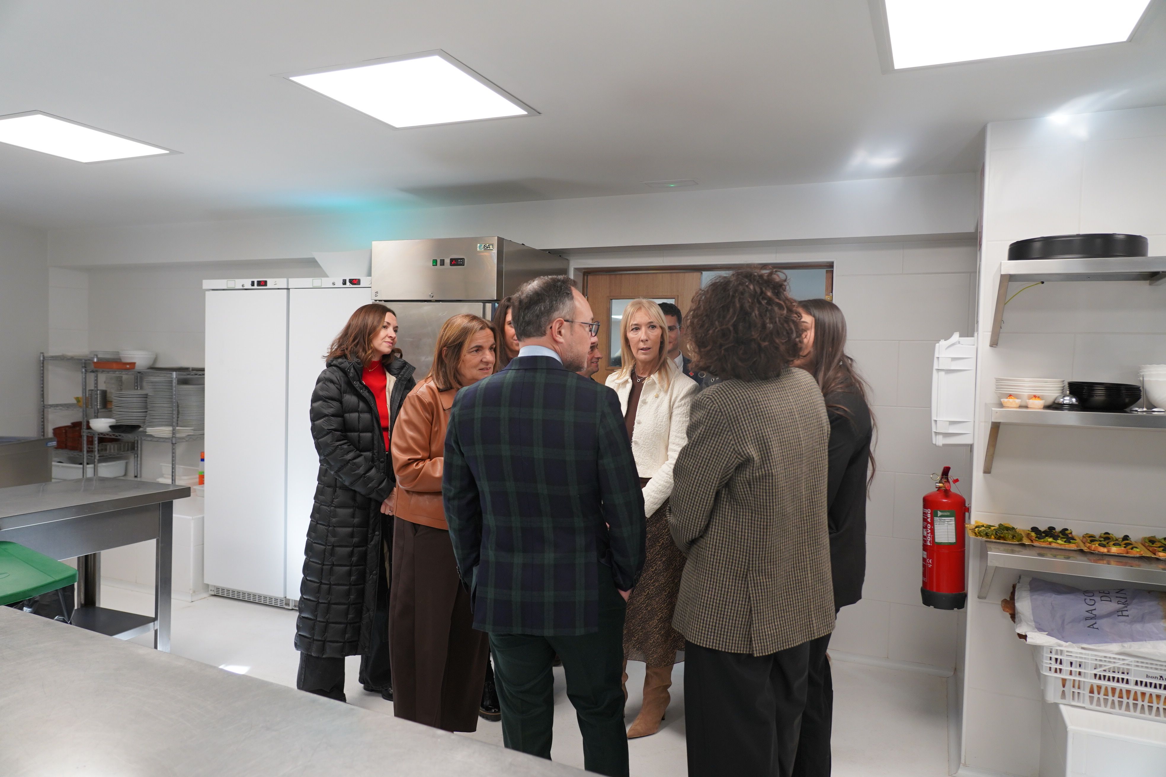 Les autoritats visitant la cuina de l’Arca d’Aixovall. Les autoritats visitant la cuina de l’Arca d’Aixovall.