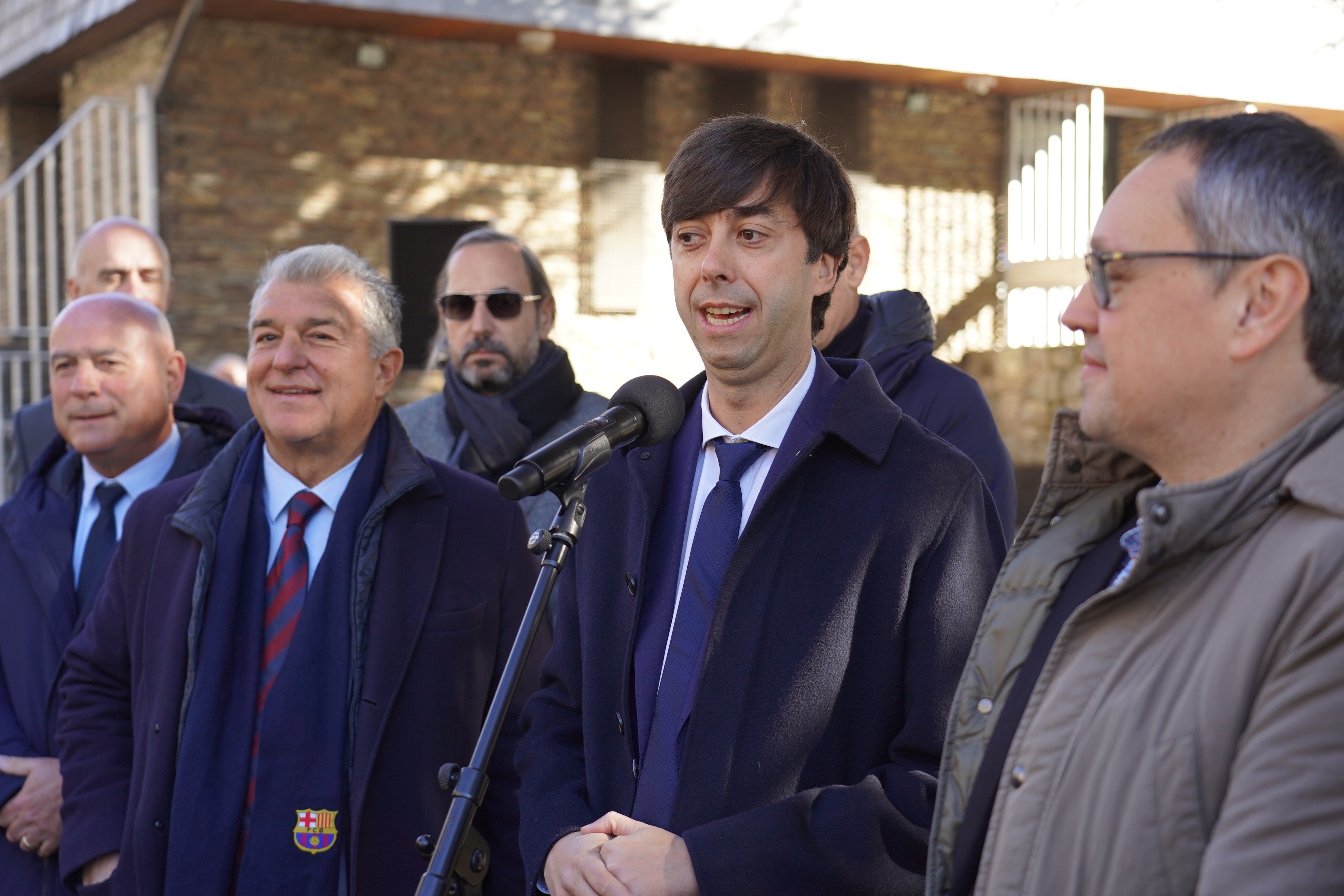 El cònsol Sergi González, durant el seu parlament en la presentació de l'escultura.
