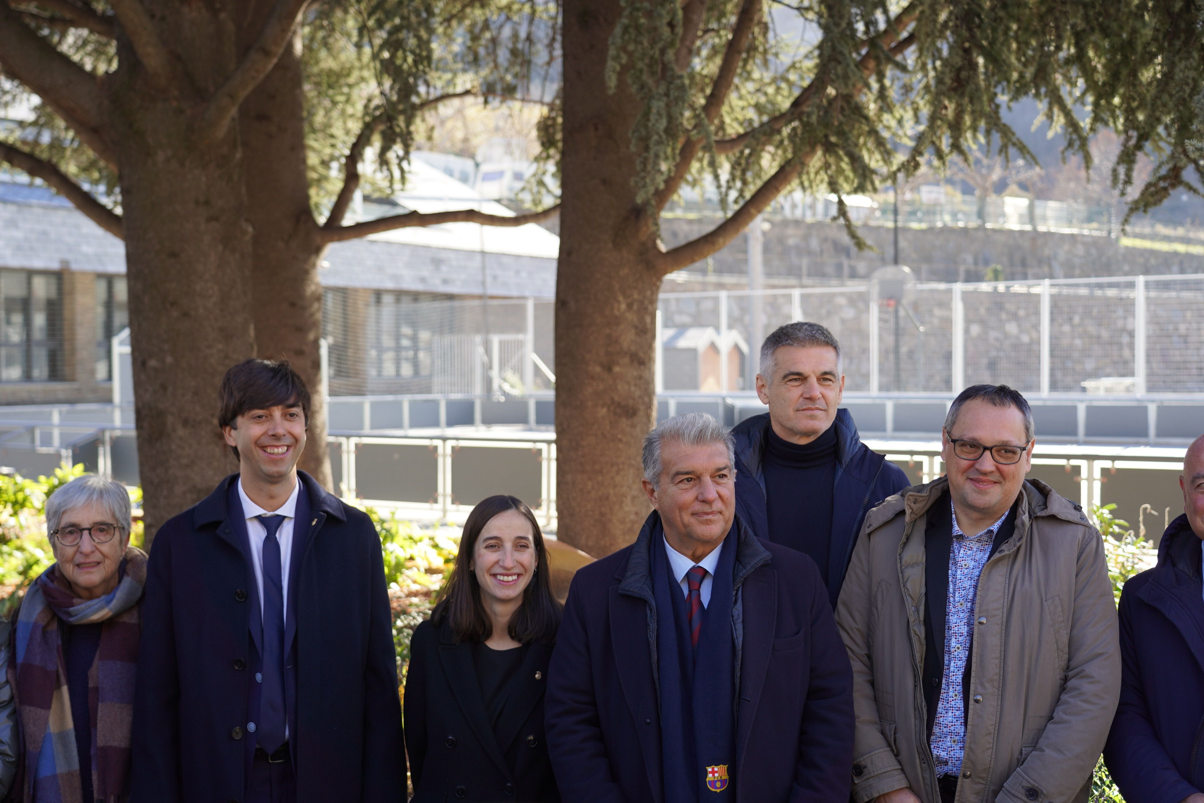 Fotografia conjunta davant de 'Gol', al Comunal.