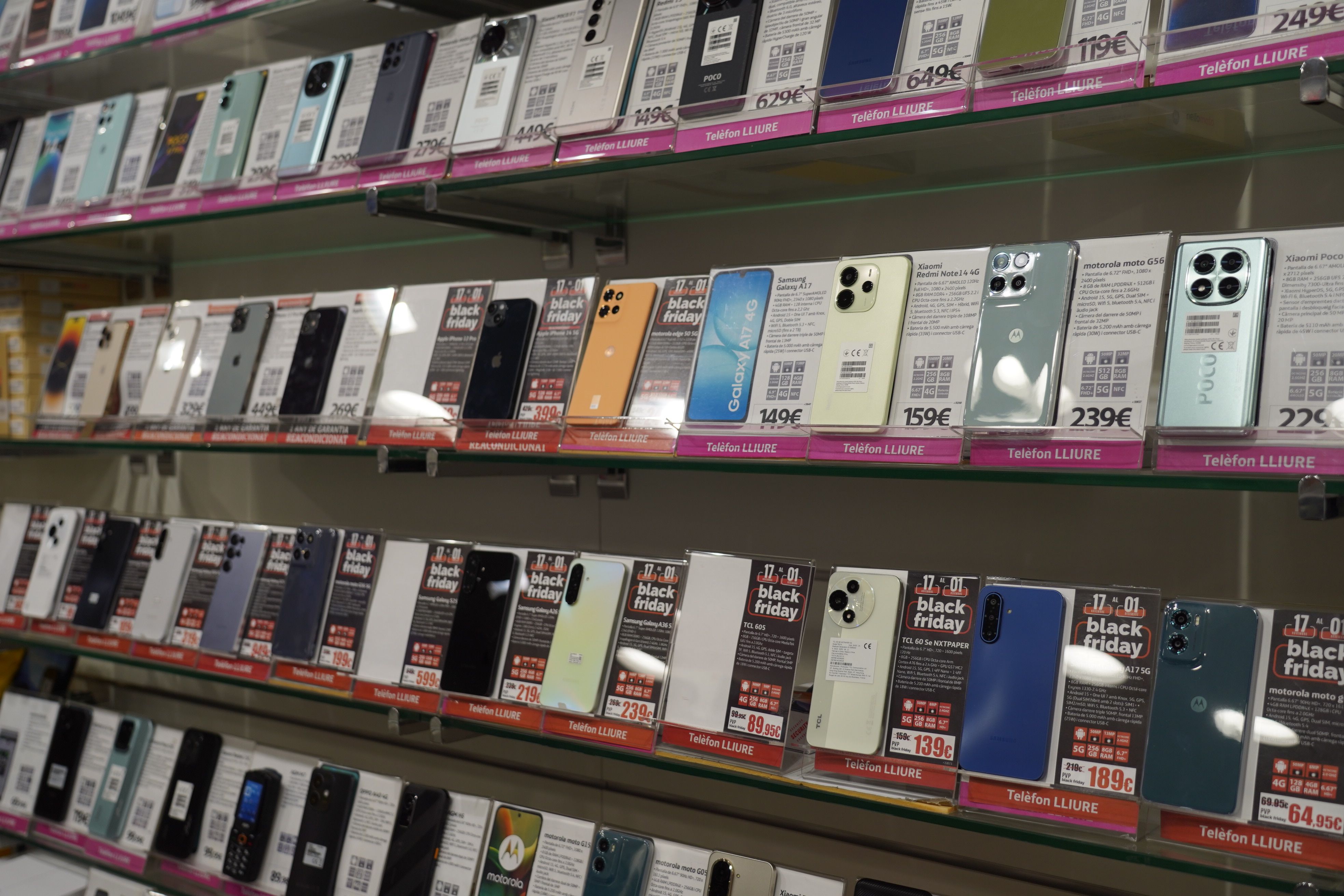 Diversos telèfons mòbils, amb descomptes a l'aparador.