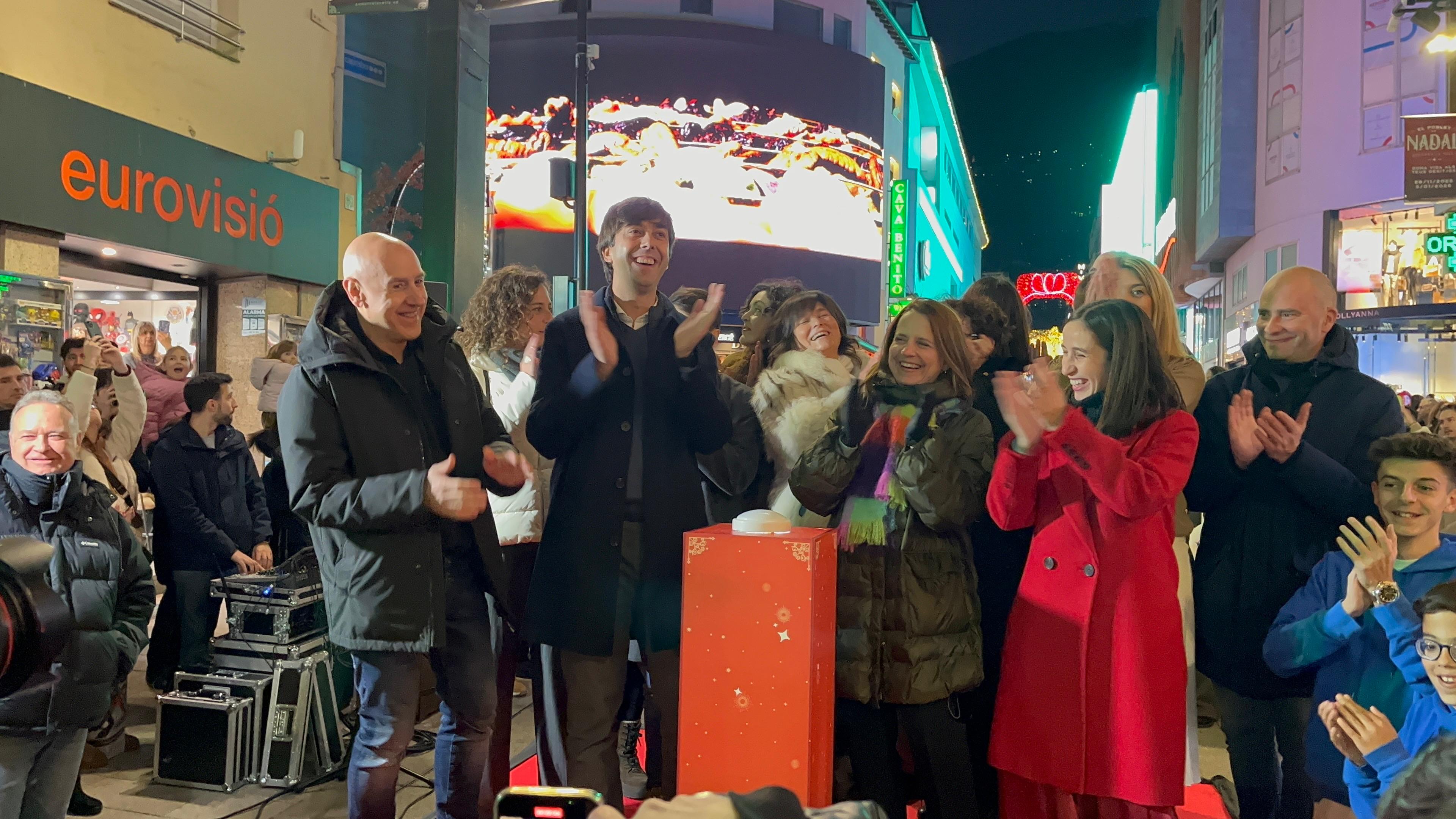 Les autoritats en el moment d'encesa de l'enllumenat.