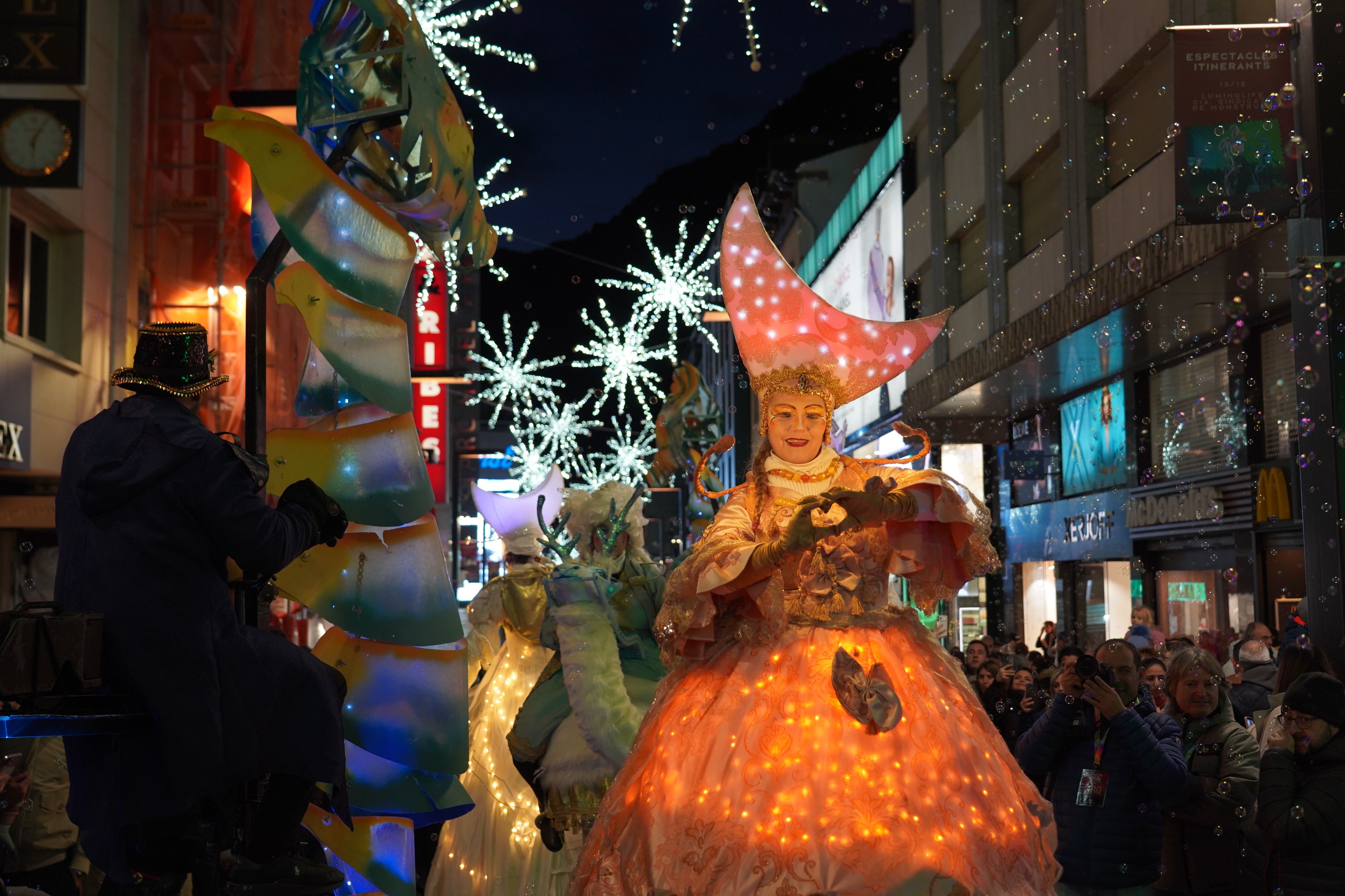 Una xanquera interactuant amb els infants. Una xanquera interactuant amb els infants.