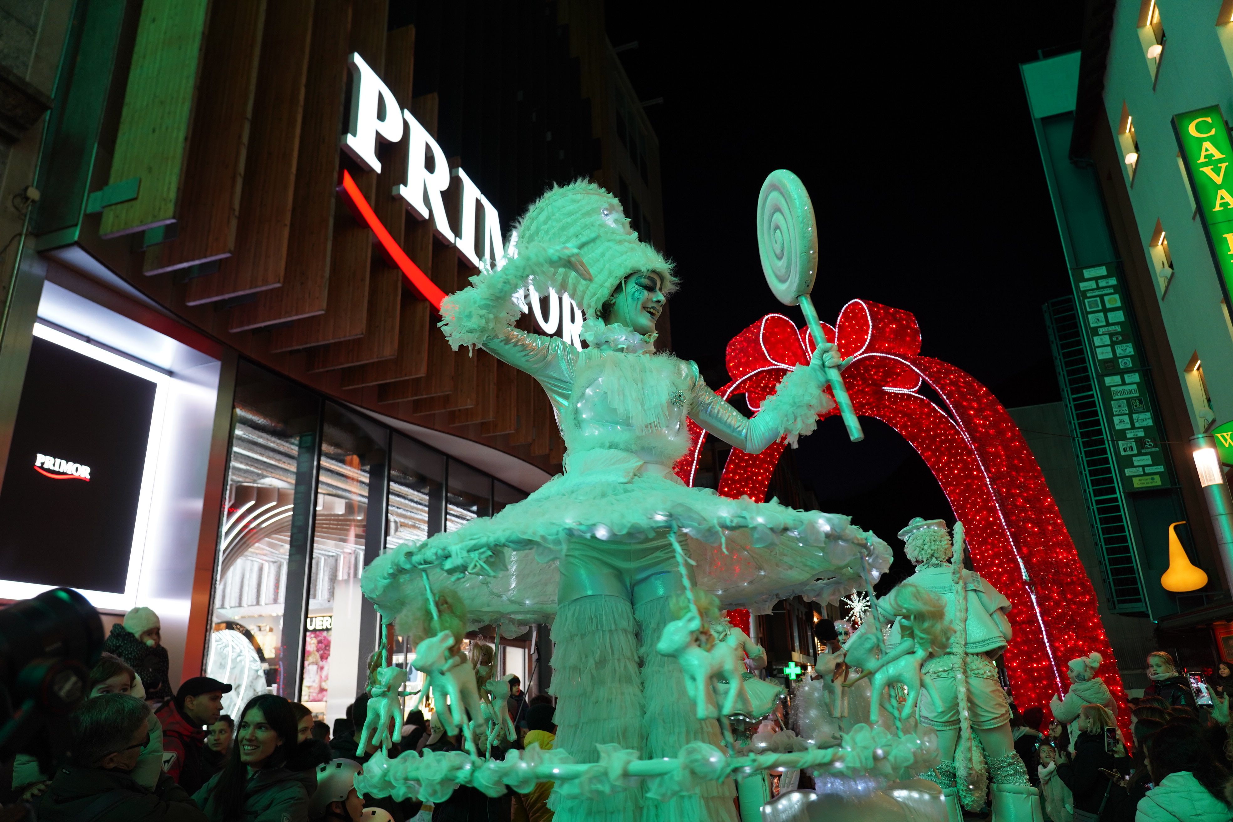 Els xanquers han reunit molts espectadors curiosos. Els xanquers han reunit molts espectadors curiosos.