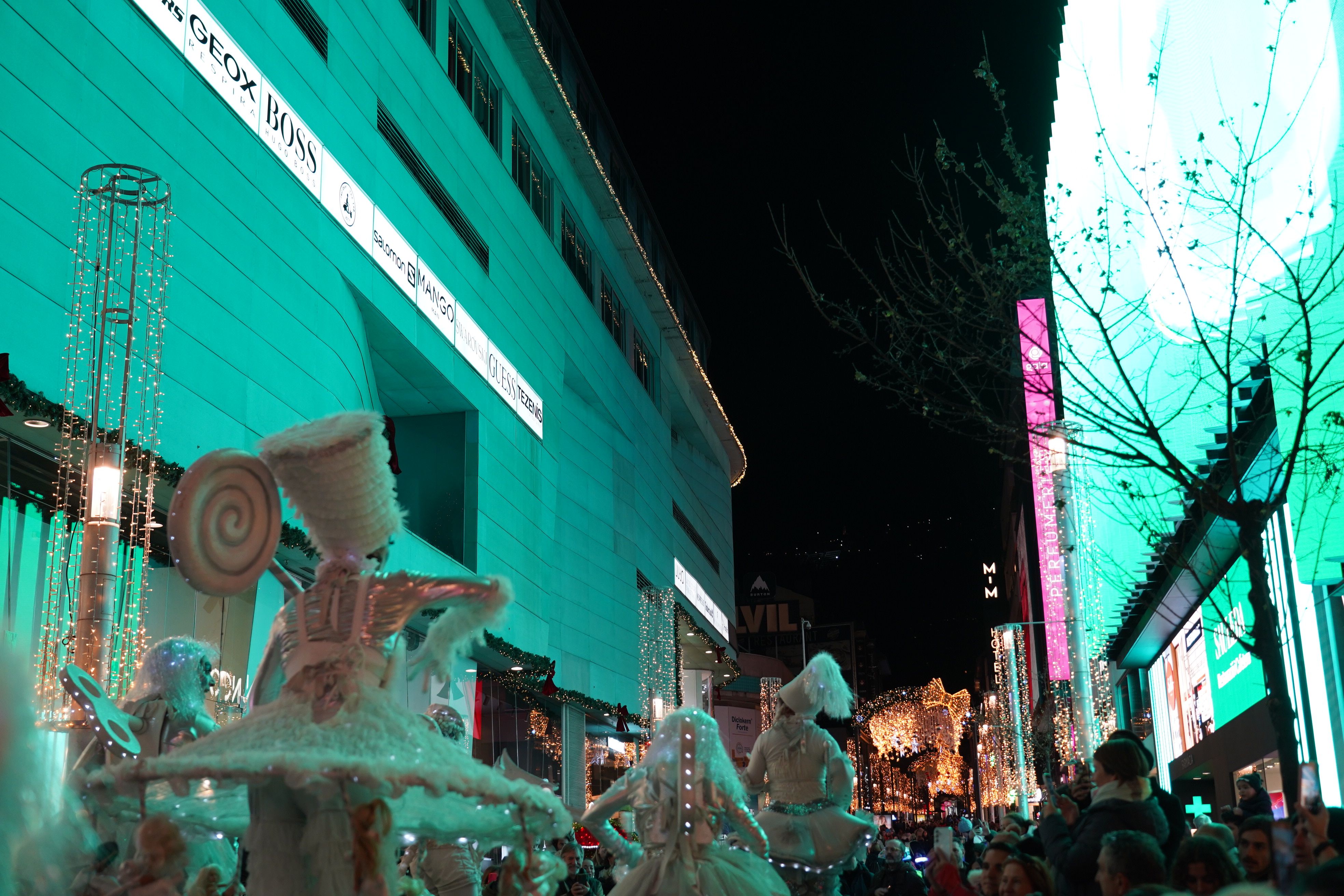 L'enllumenat d'Escaldes, darrere del grup de xanquers. L'enllumenat d'Escaldes, darrere del grup de xanquers.