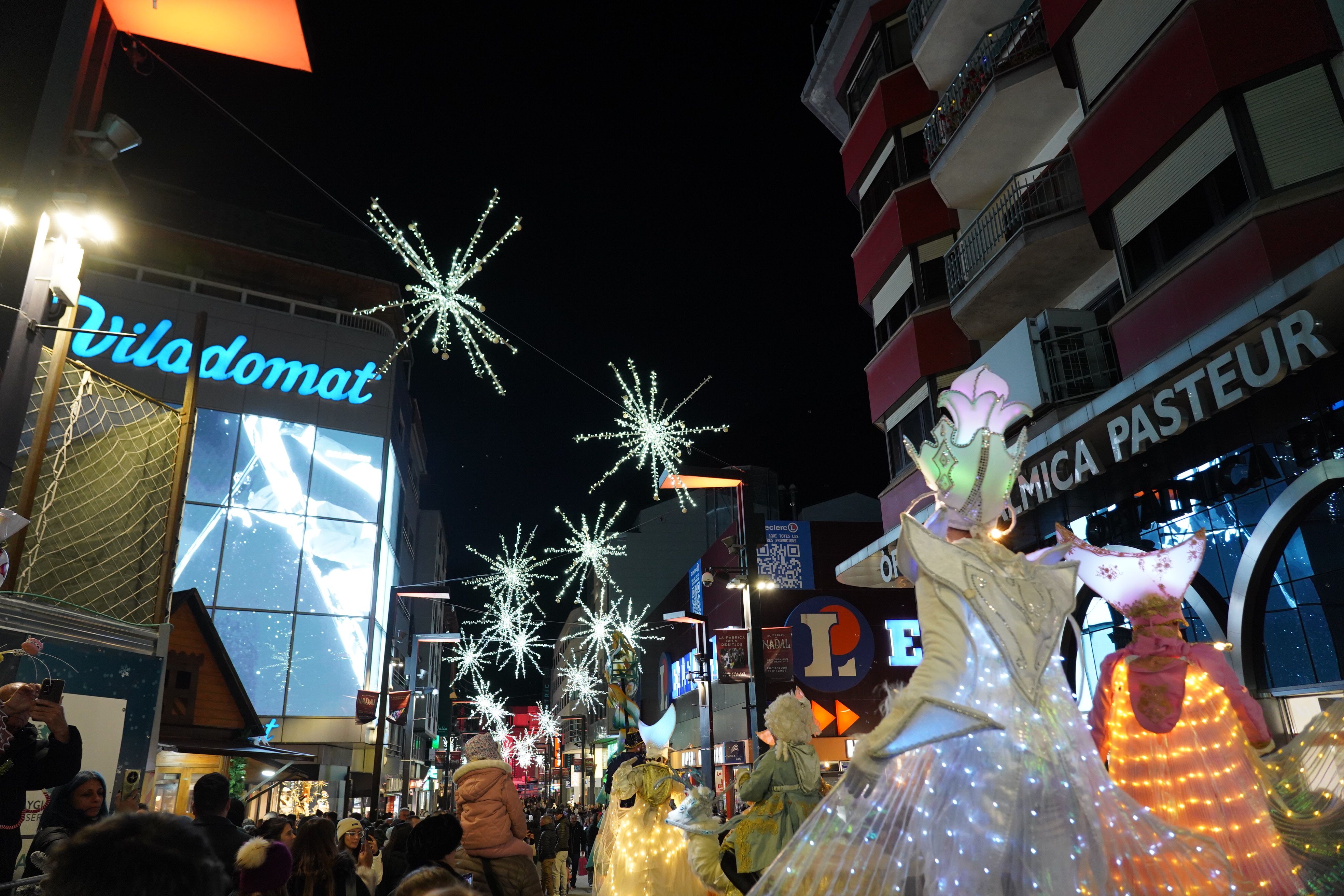 L'enllumenat d'Andorra la Vella, darrere l'altre grup de xanquers. L'enllumenat d'Andorra la Vella, darrere l'altre grup de xanquers.
