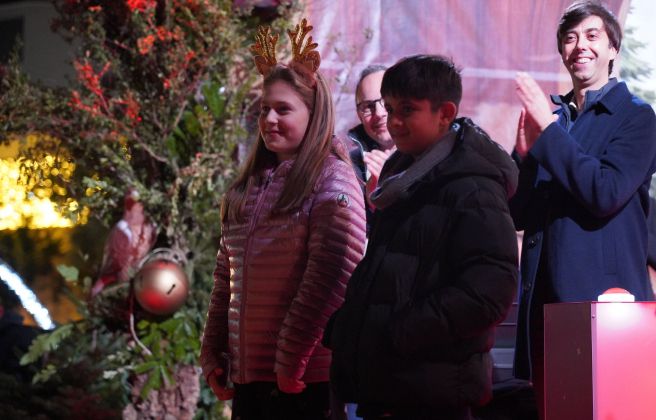 L’Ilian i l’Abril han estat els infants encarregats d’encendre les llums del Poblet de Nadal.