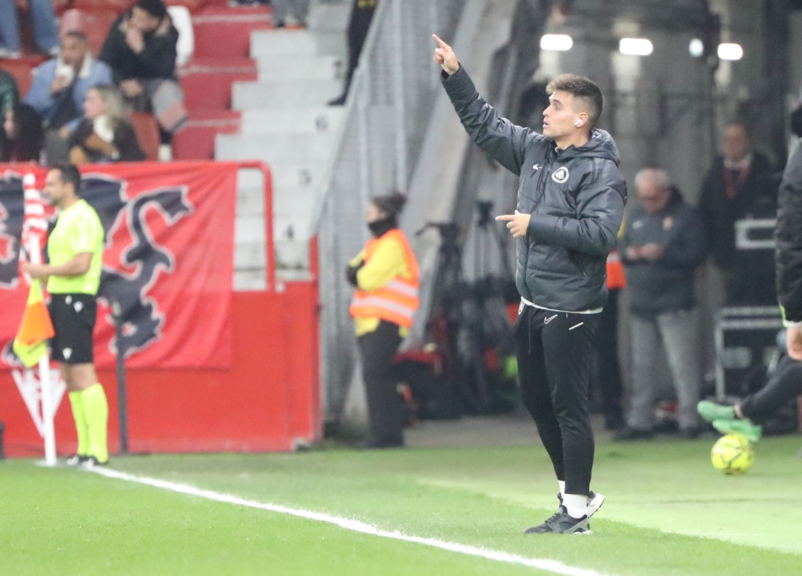 Carles Manso, amb l'auricular posat, dirigint l'equip.