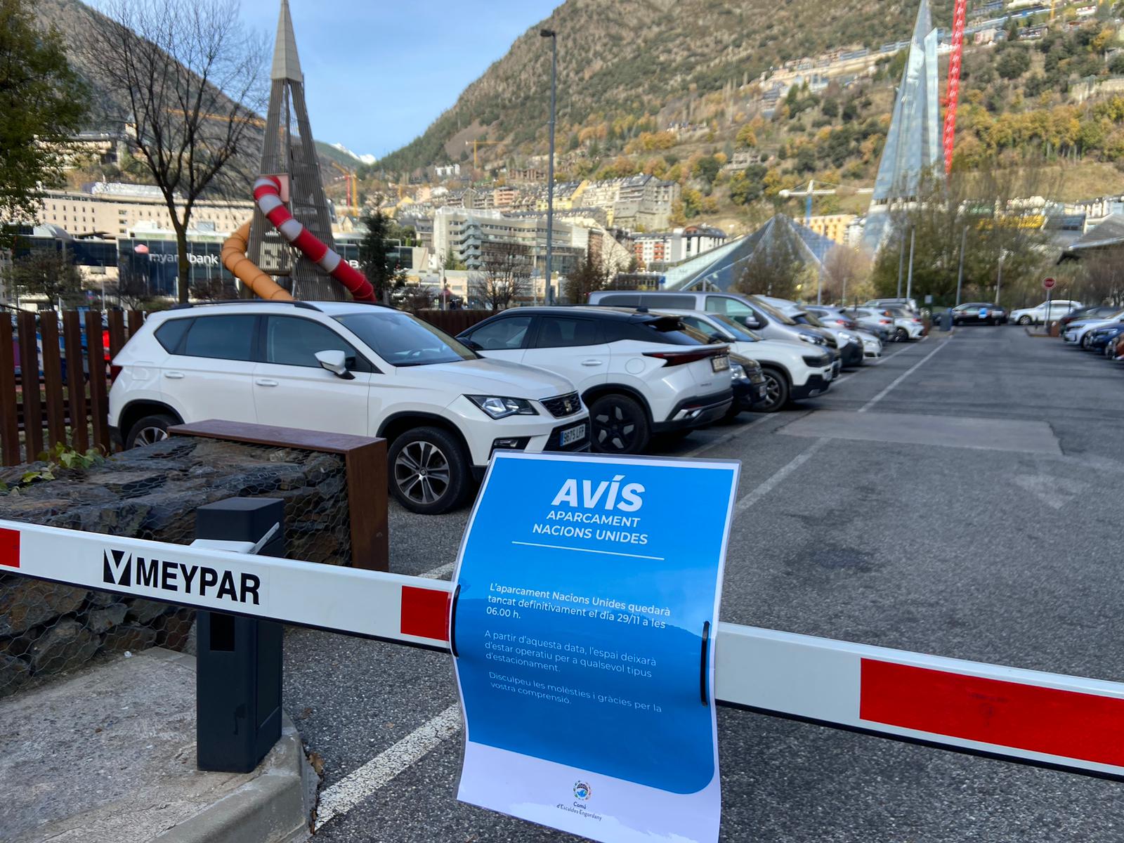 El cartell que senyalitza el tancament d'un pàrquing que desapareixerà per construir tres noves torres. El cartell que senyalitza el tancament d'un pàrquing que desapareixerà per construir tres noves torres.