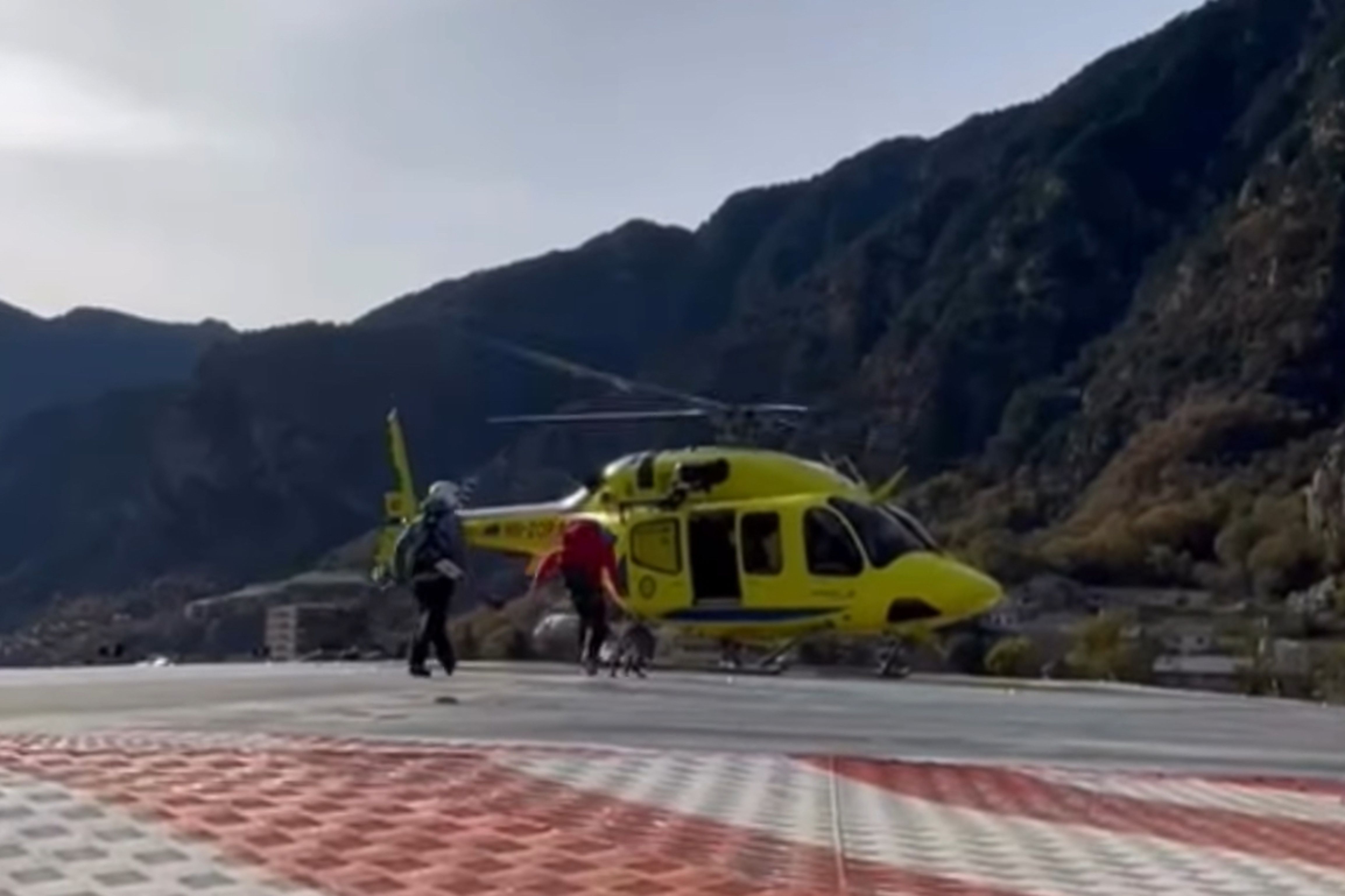 El guia caní que ha localitzat la víctima de l'allau just en enfilar-se a l'helicòpter que l'ha traslladat fins a la zona.