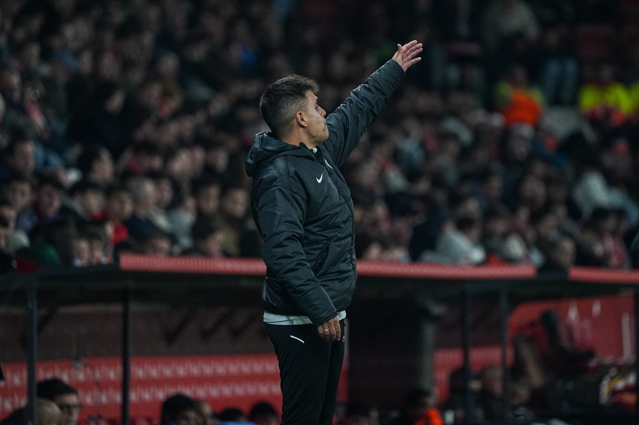 Carles Manso, dirigint l'equip a l'estadi asturià.