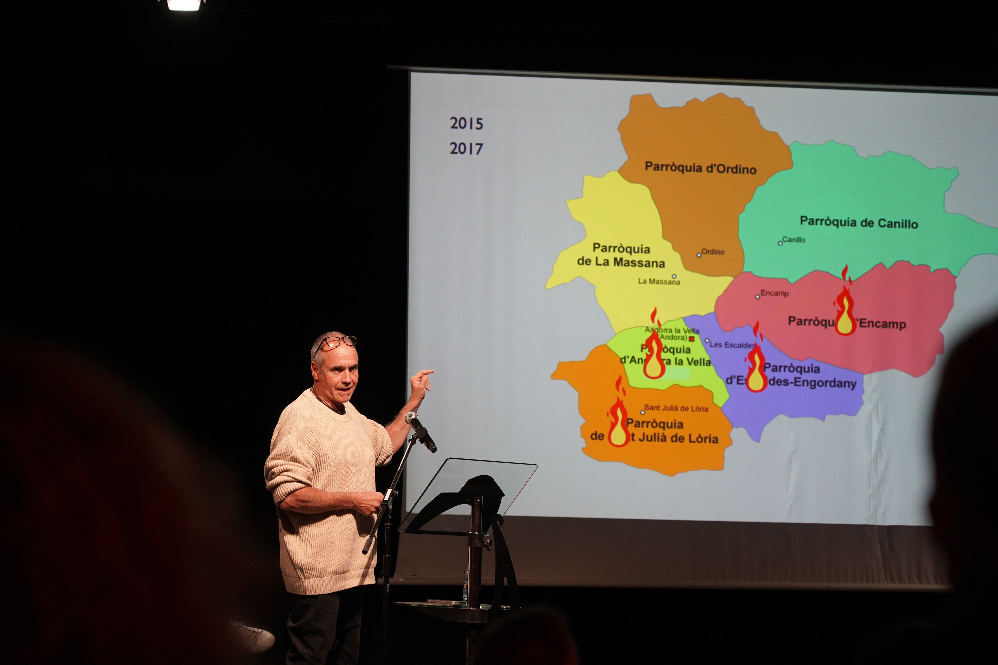 El periodista i fallaire, Albert Roig, explicant el recorregut de les falles al Principat. 