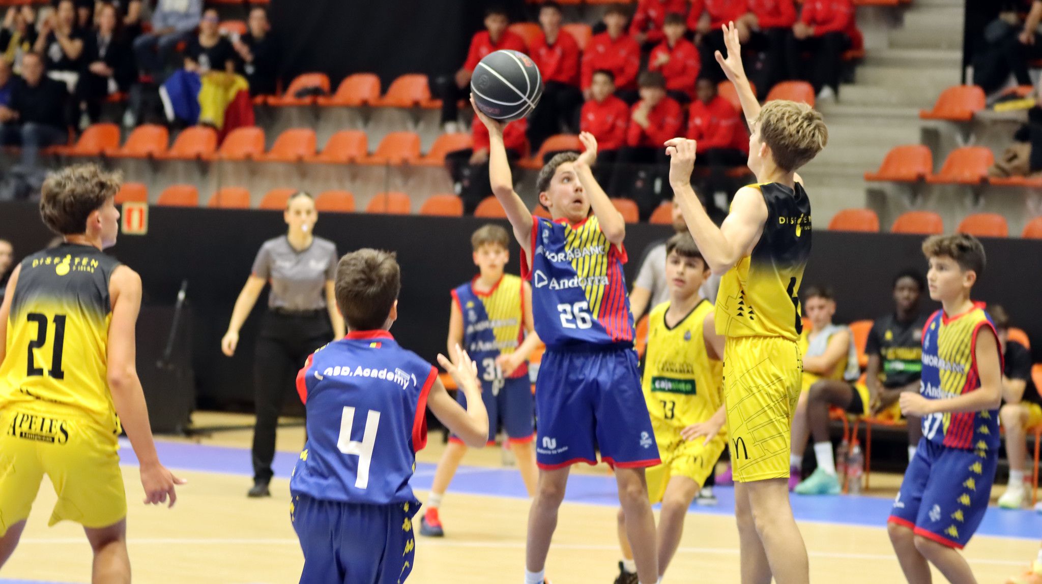 Un dels jugadors de l'Infantil Vermell, llançant a cistella contra el CB Canarias.