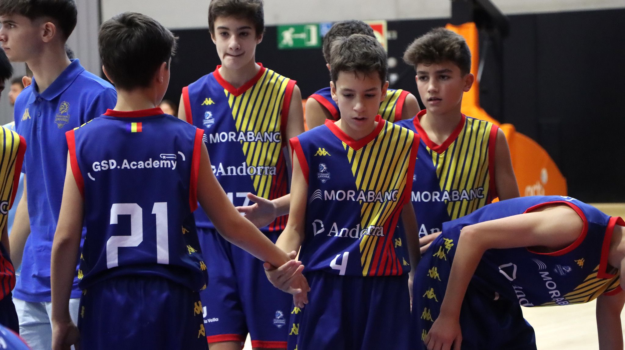 Els jugadors del MoraBanc, felicitant-se després d'un partit. Els jugadors del MoraBanc, felicitant-se després d'un partit.