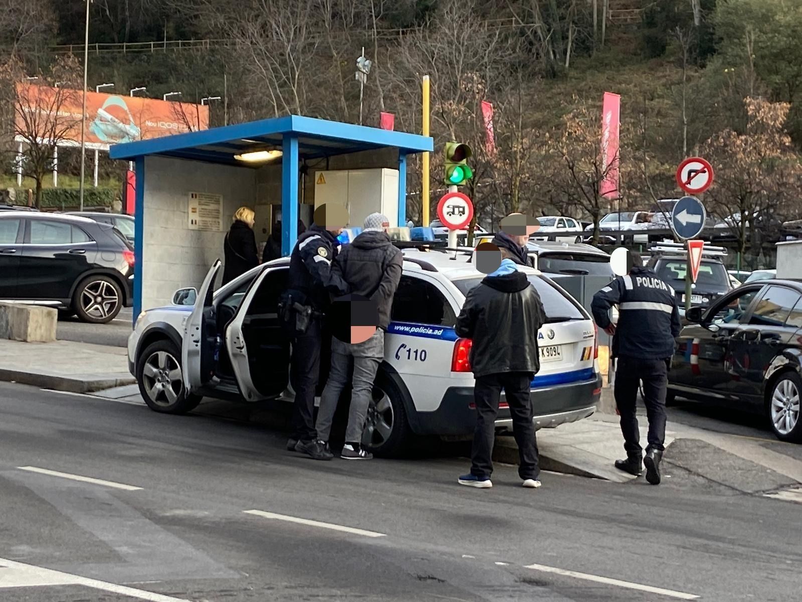 Moment de la detenció d'un dels sospitosos de furtar en trasters. Moment de la detenció d'un dels sospitosos de furtar en trasters.