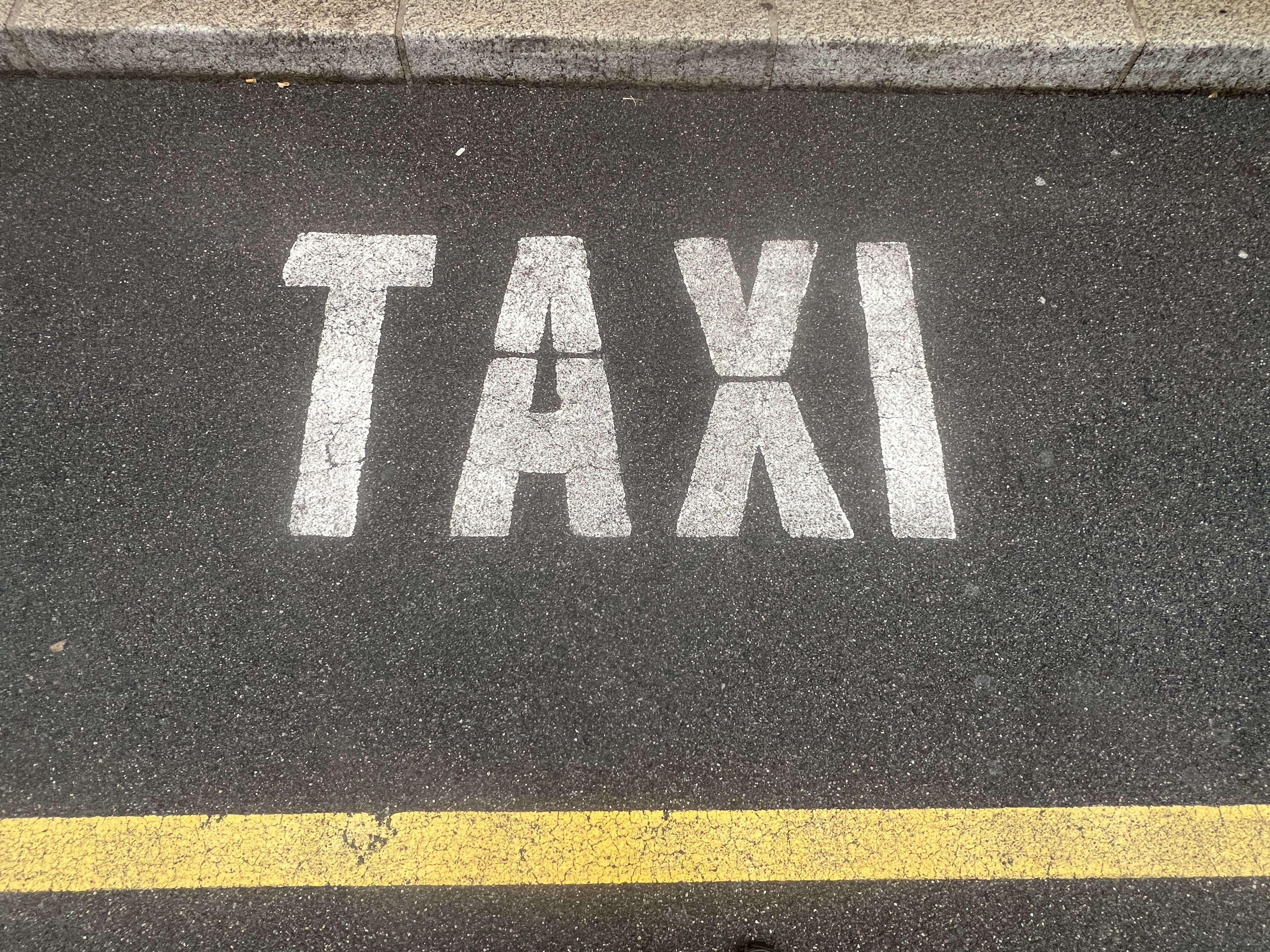 Una inscripció de 'taxi' en un carrer d'Andorra la Vella reservat per als professionals d'aquest sector.