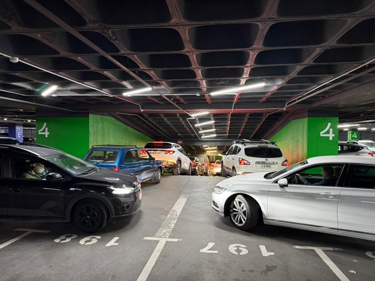 Caos circulatori al pàrquing de l’Epizen degut a les llargues cues per sortir cap a Espanya