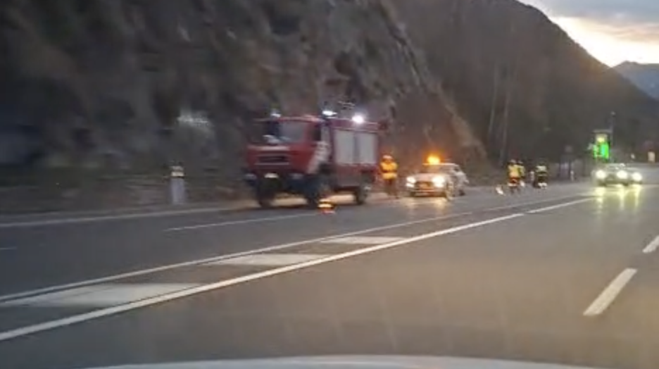Un autobús avariat perd líquid anticongelant entre el Funicamp i la rotonda de Meritxell.