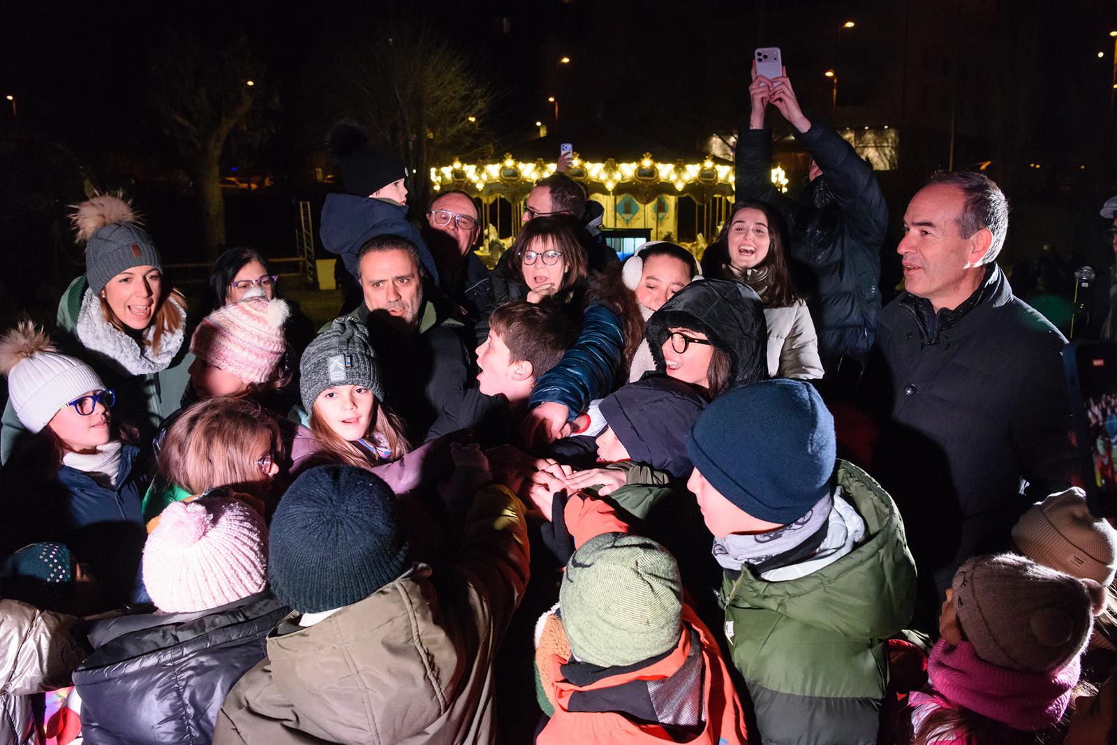 Els més petits, esperant per apretar el polsador que encèn les llums de Nadal a Canillo.